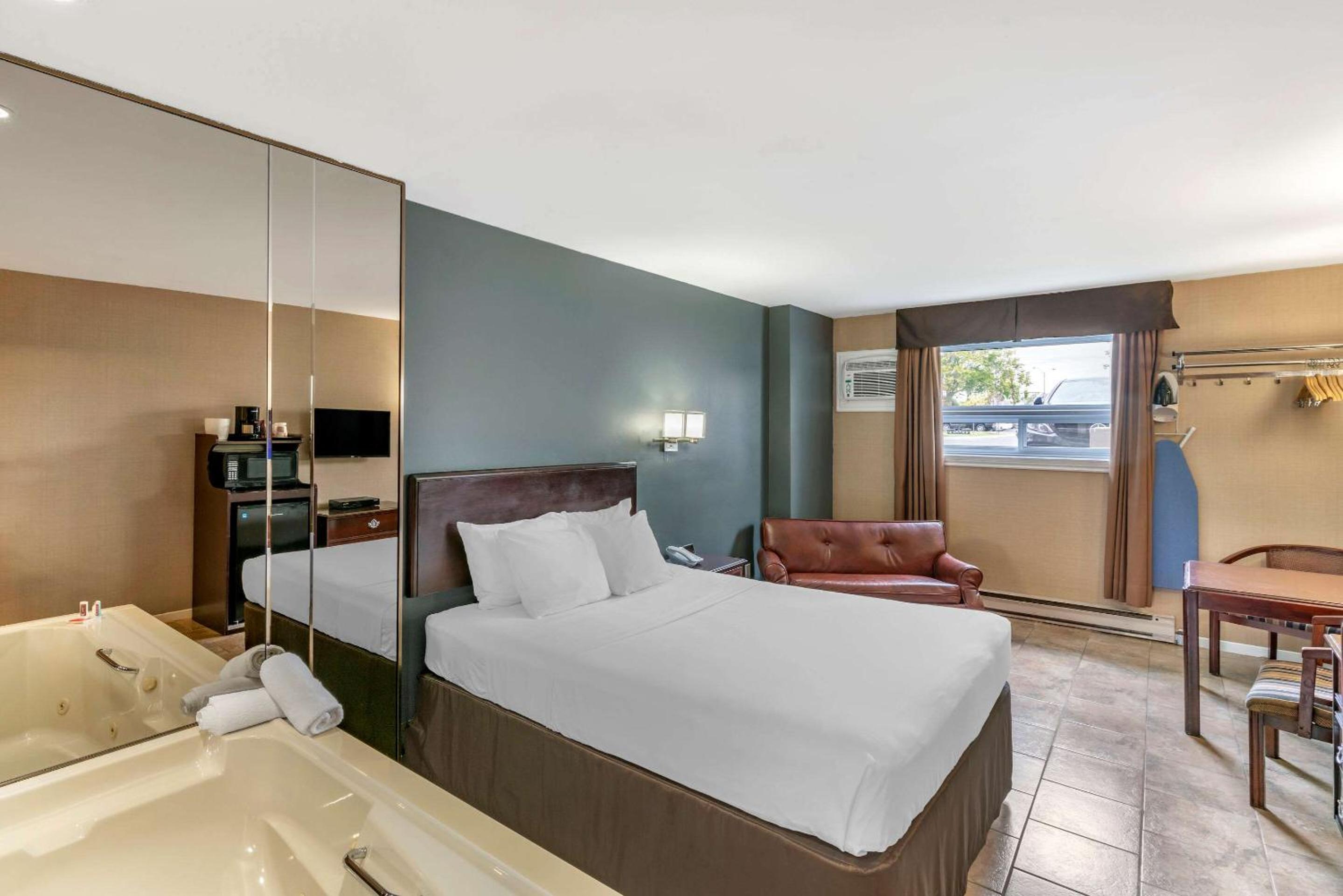 Queen Room with whirpool - Non-Smoking photo 2
