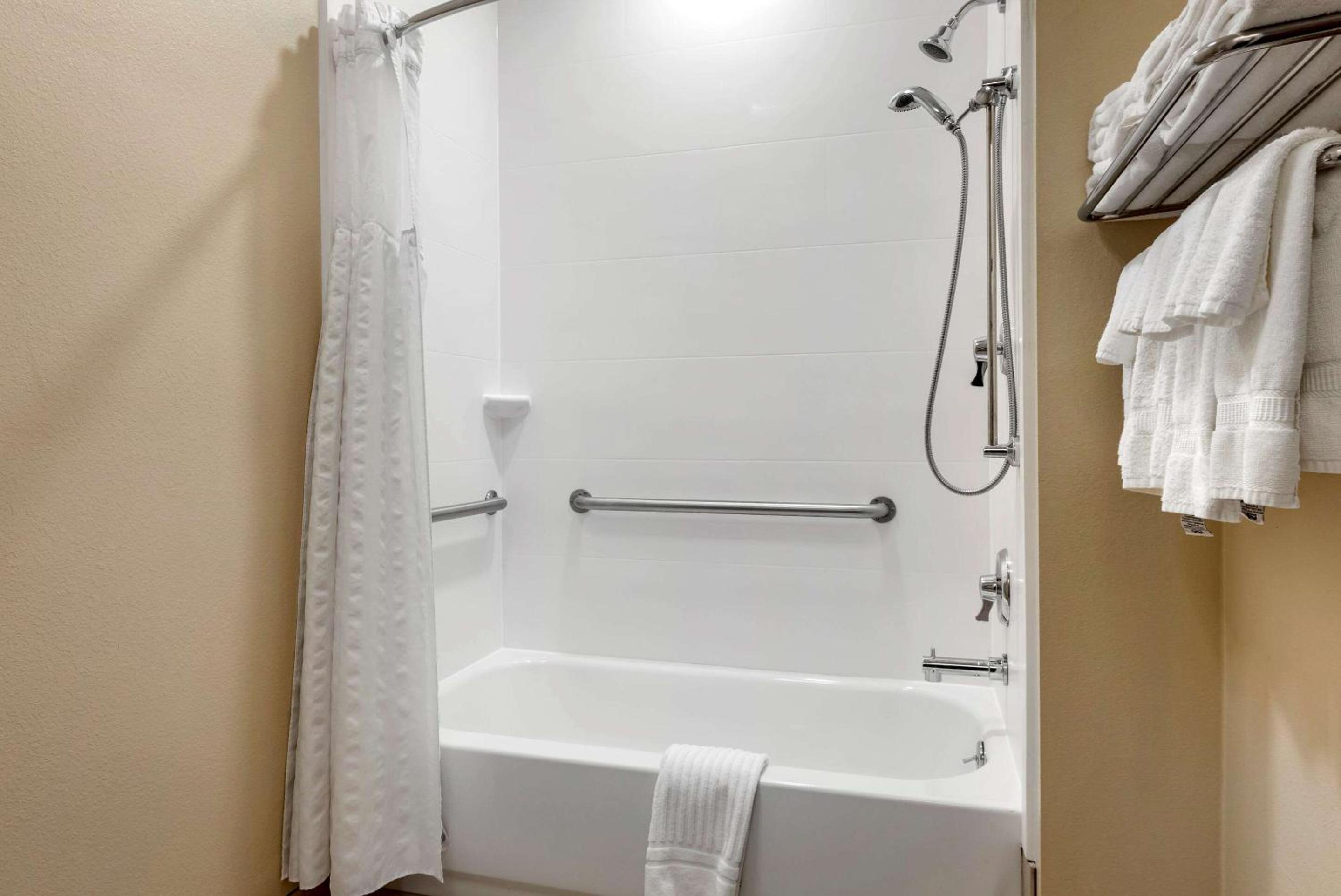 Queen Room with Two Queen Beds - Accessible/Non-Smoking  - Photo 4