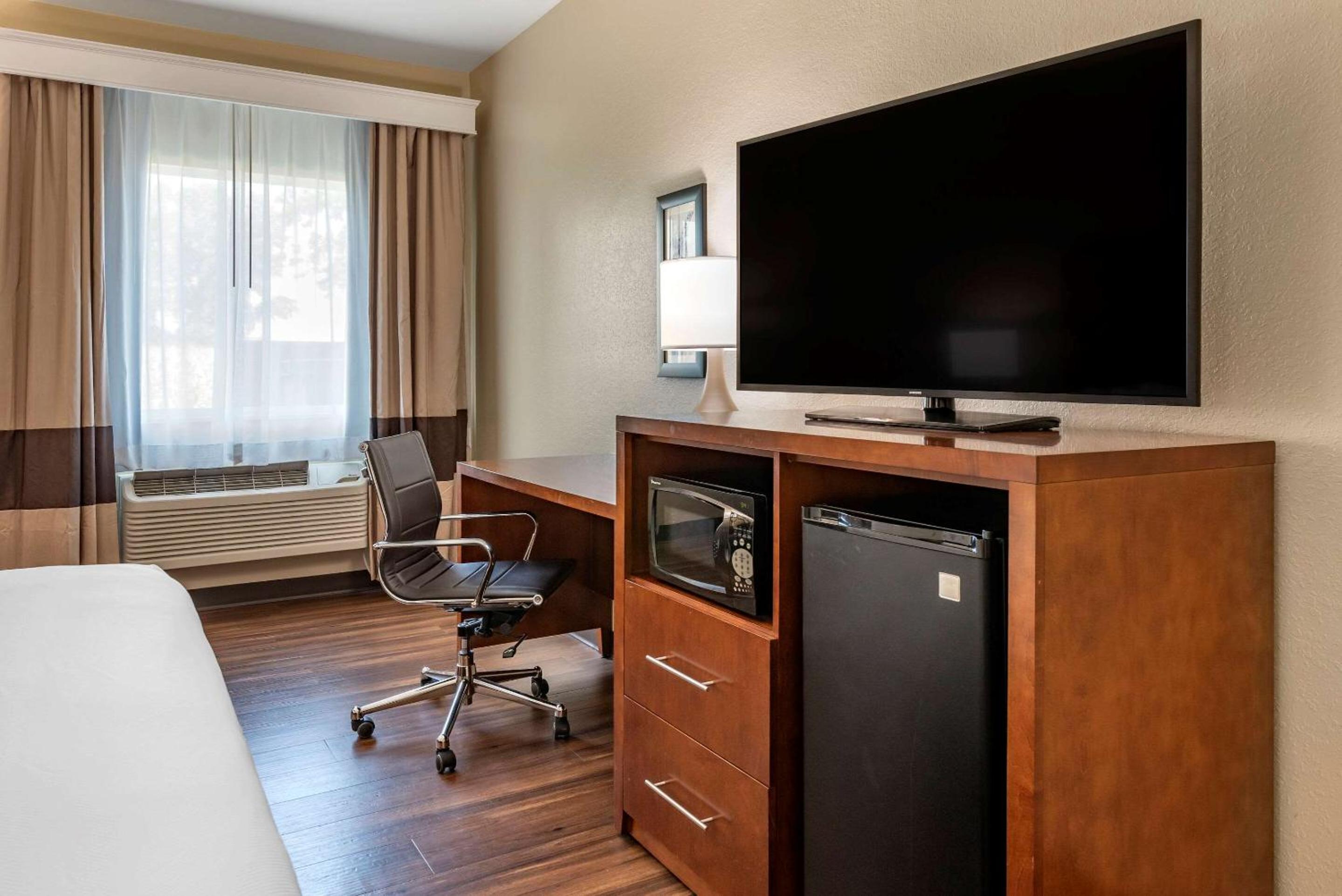 King Room - Non-Smoking - Photo 3