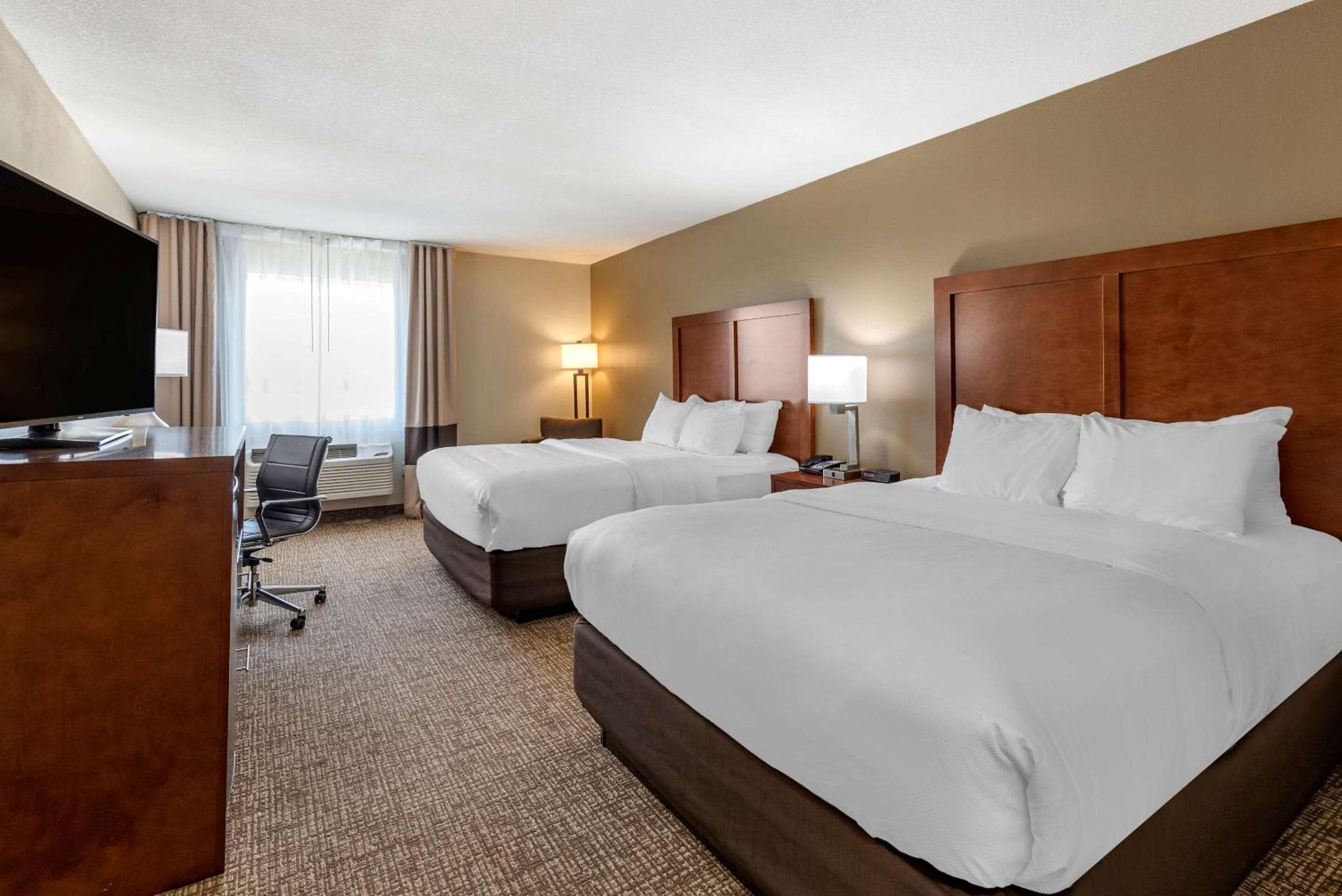Queen Room with Two Queen Beds - Non-Smoking - Photo 2