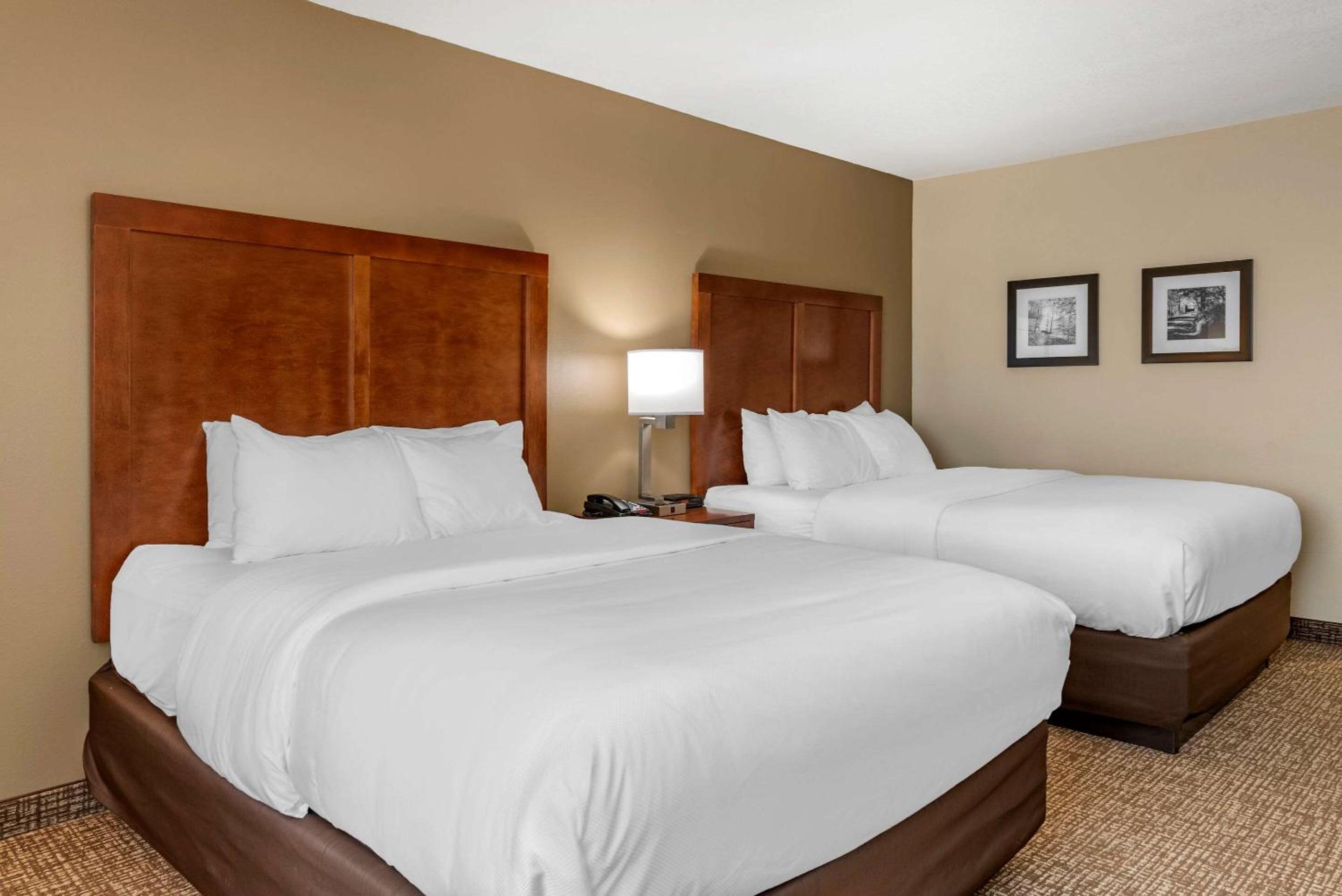 Queen Room with Two Queen Beds - Non-Smoking - Photo 5