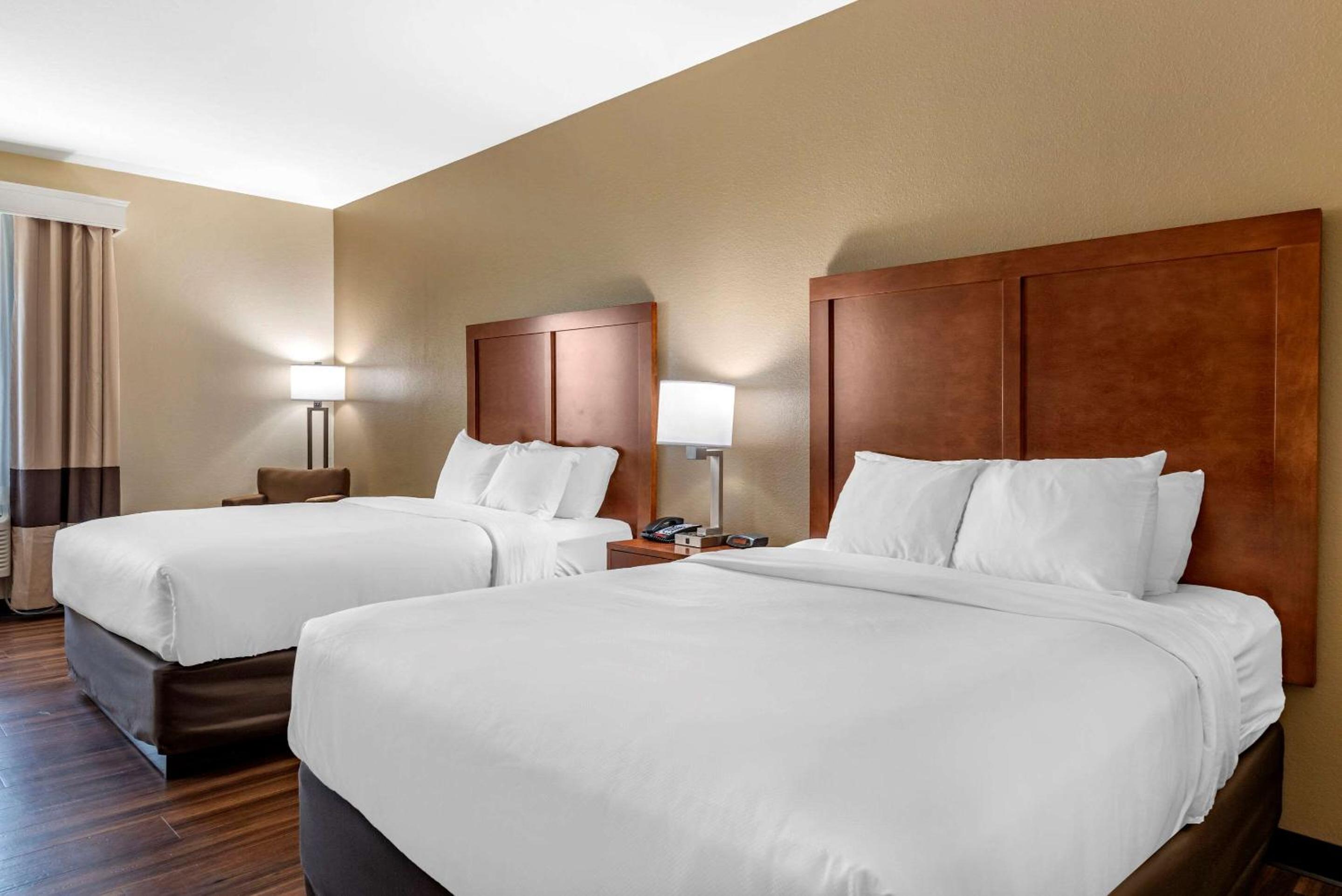 Queen Room with Two Queen Beds - Non-Smoking - Photo 1