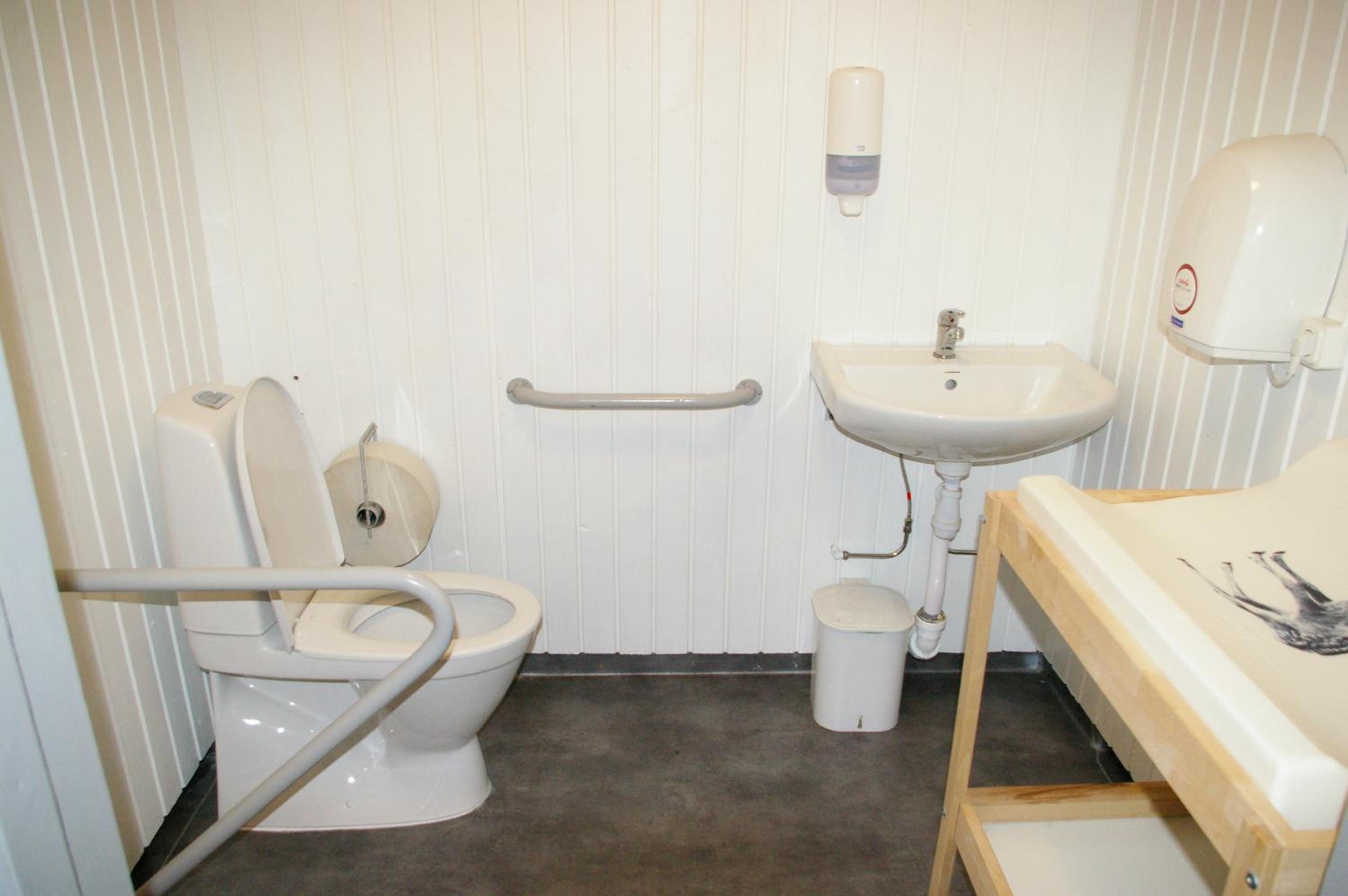 Economy Quadruple Room - Photo 7