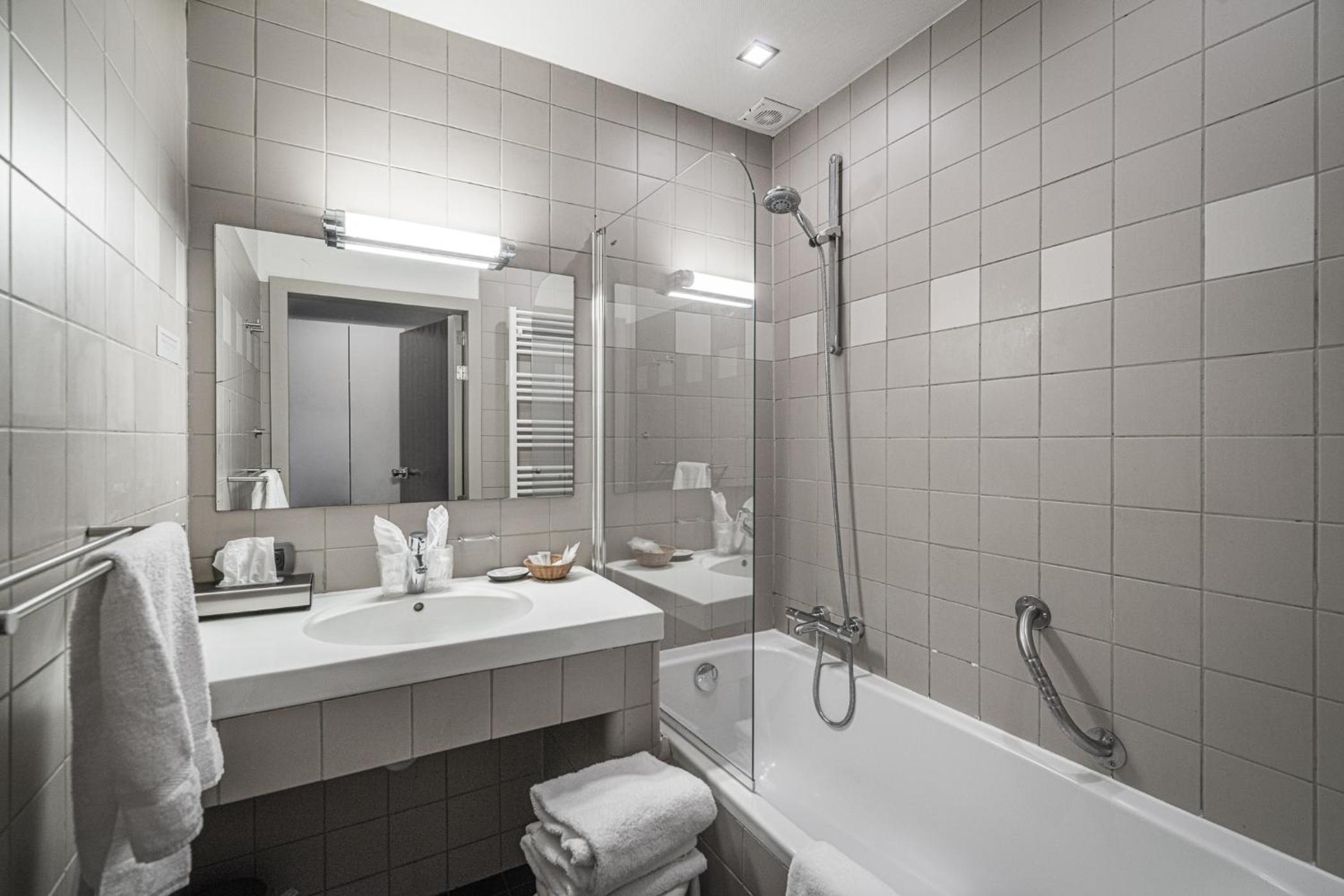 Budget Room with bath - Photo 28