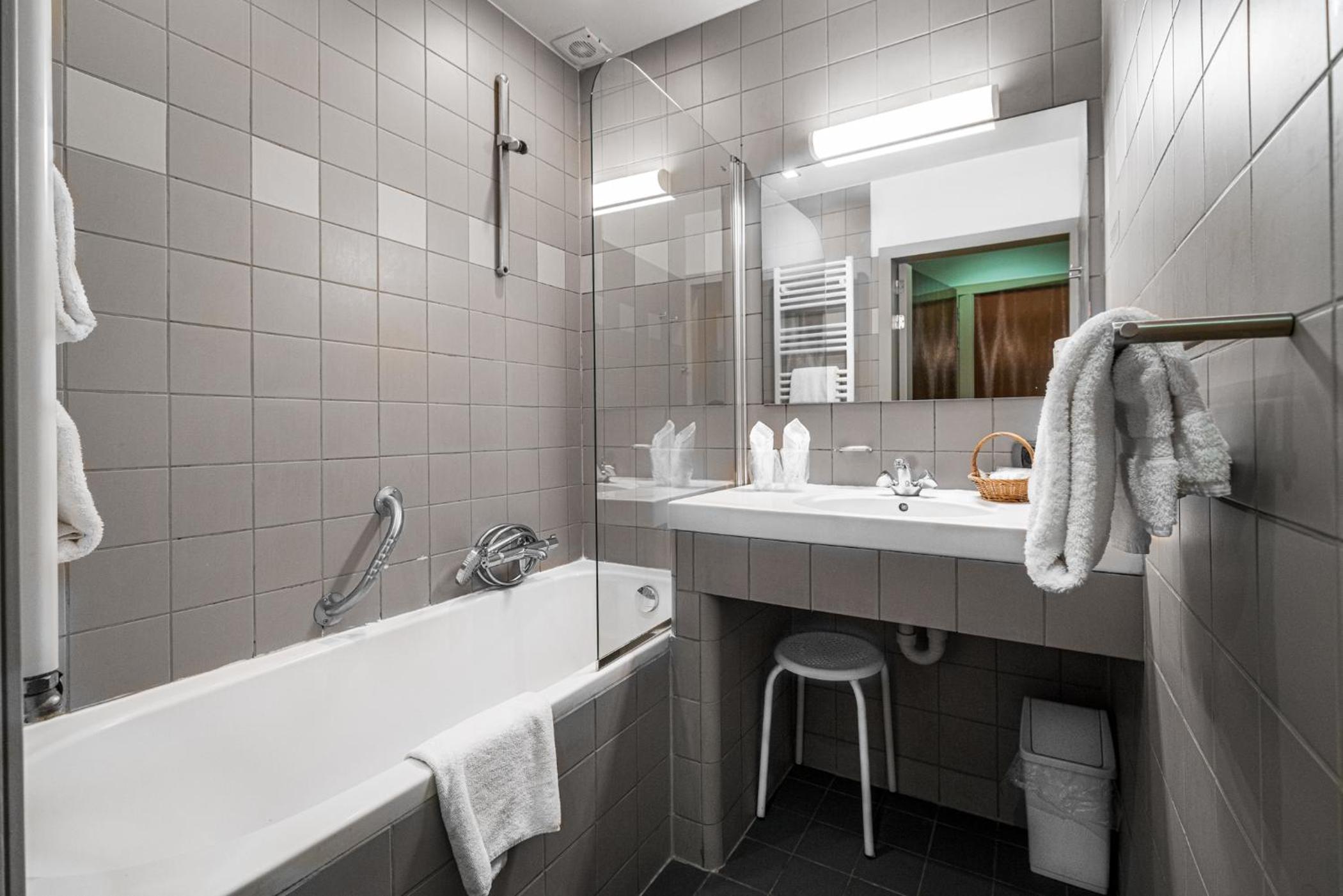 Budget Room with bath - Photo 3