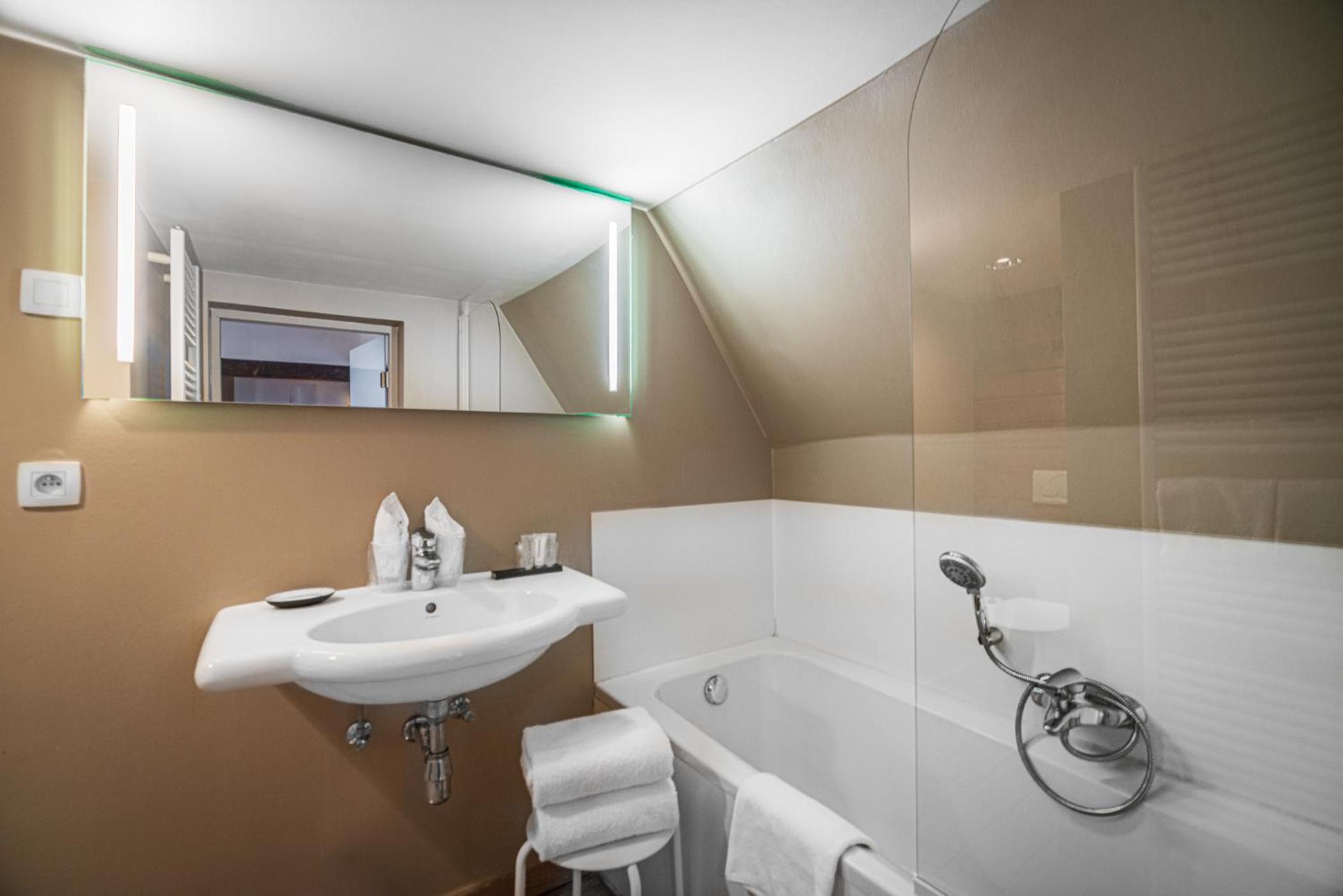 Budget Room with bath - Photo 23