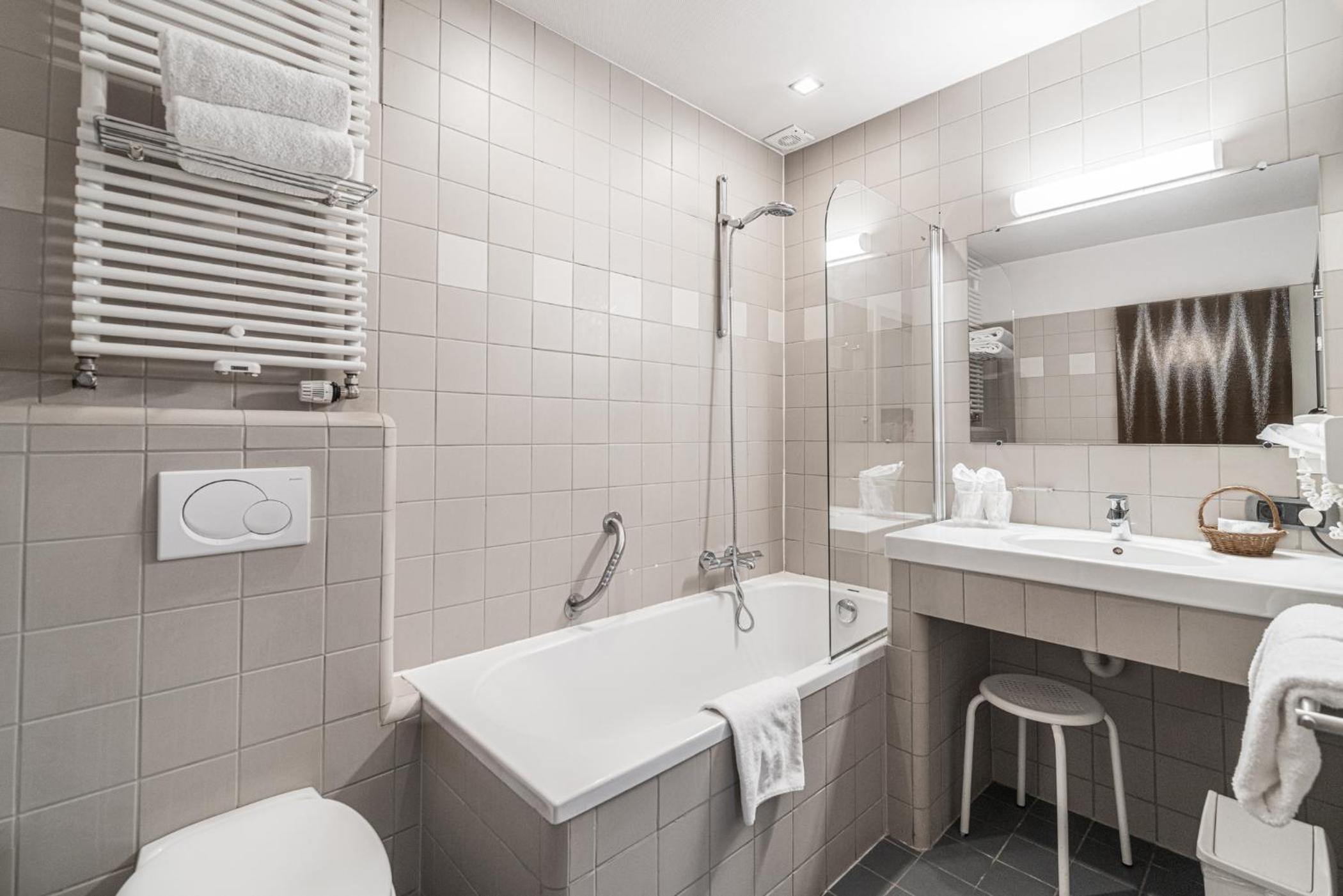 Standard Room with Bath - Photo 21