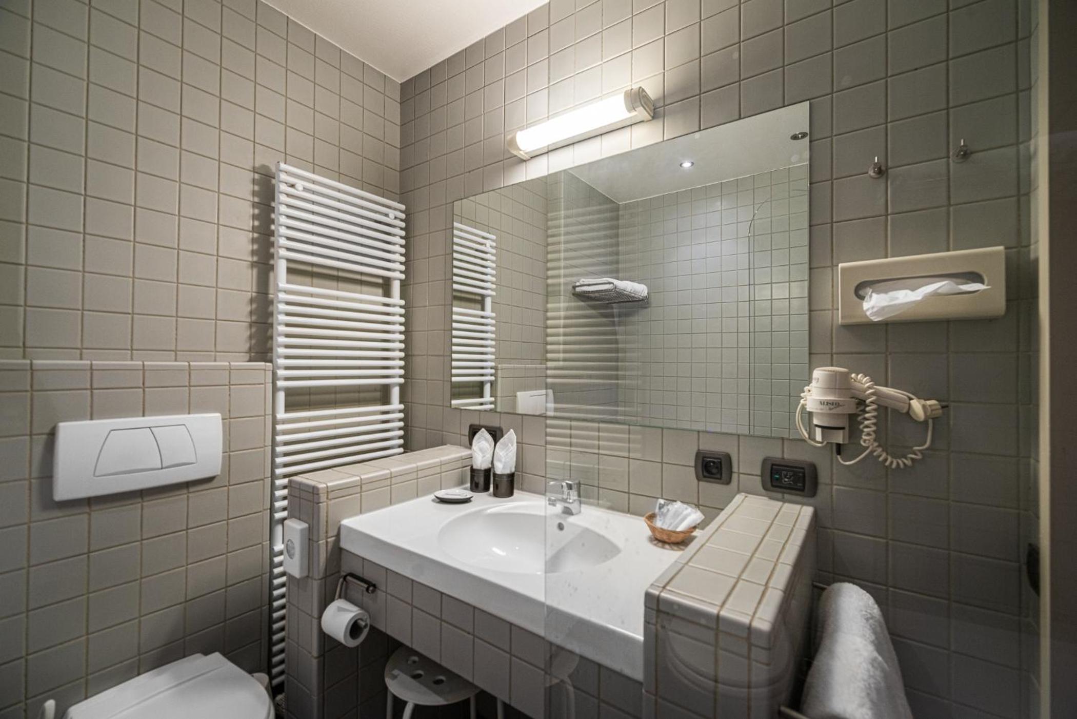 Standard Room with Bath - Photo 20