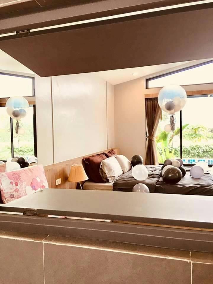 Junior Suite with Pool View - Photo 5