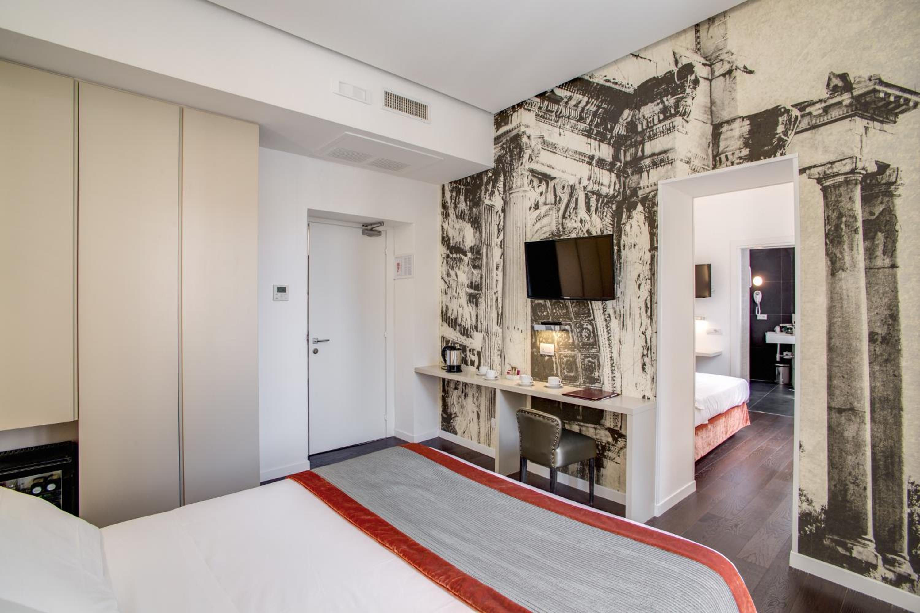 Quadruple Room with Pantheon View thumbnail 6