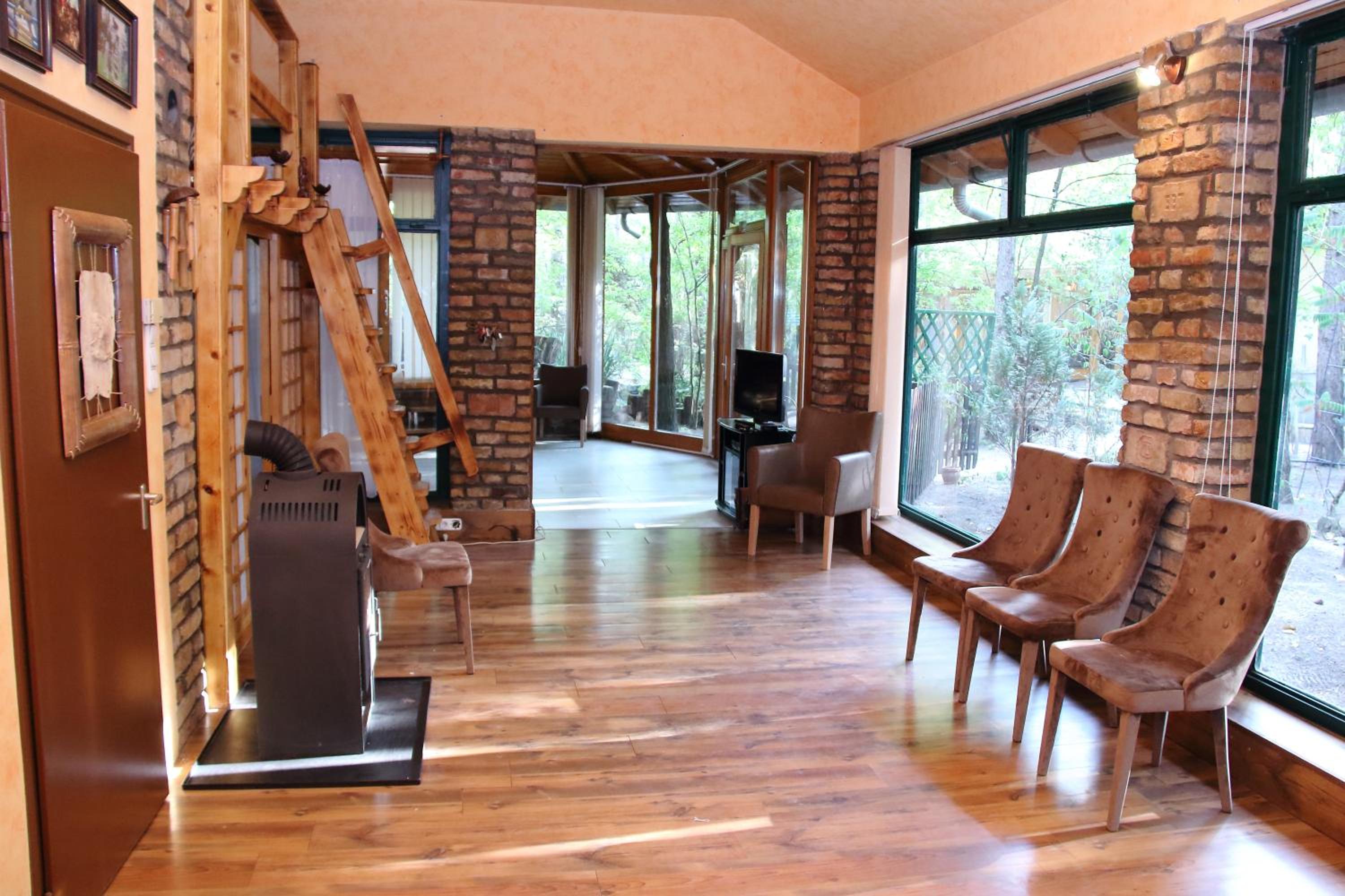 Superior Family Room - Photo 7