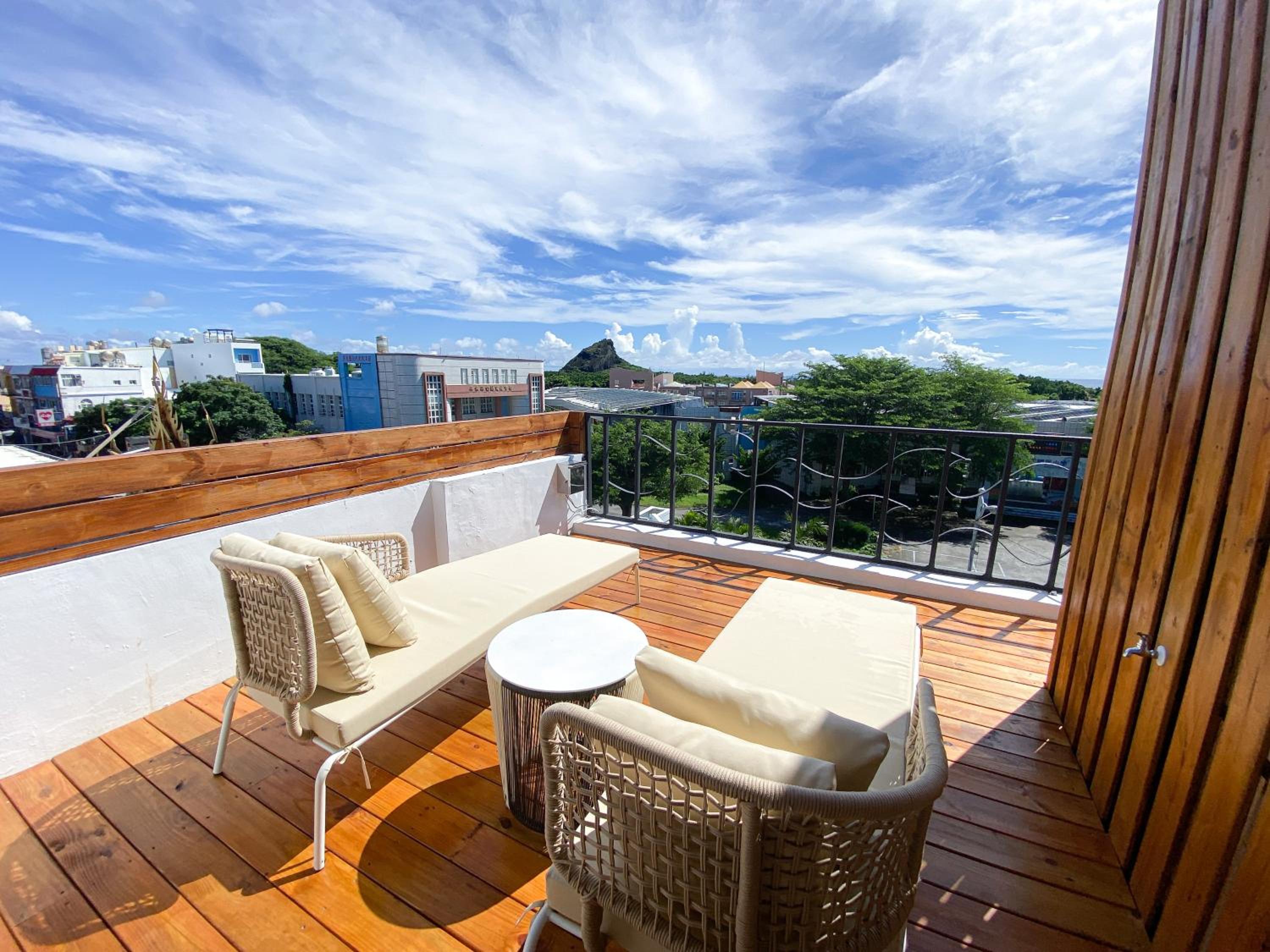 Deluxe Double Room with Side Sea View photo 3