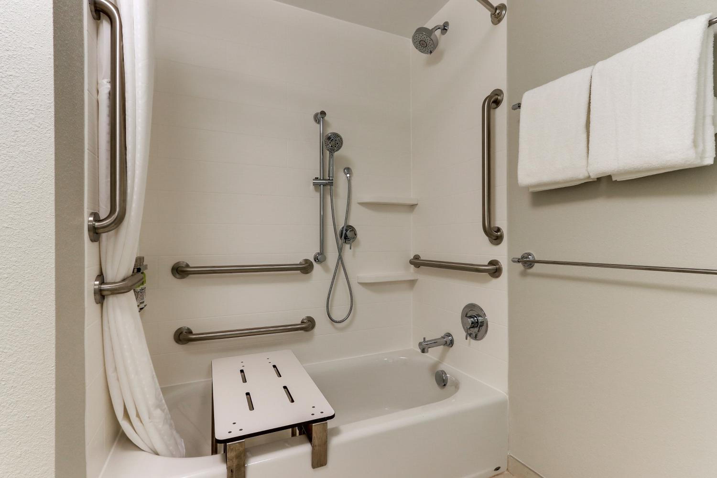 Queen Suite with Two Queen Beds - Photo 9