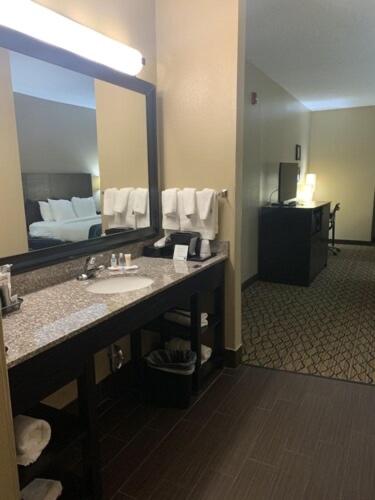 Queen Room with Two Queen Beds - Accessible/Non-Smoking  - Photo 4