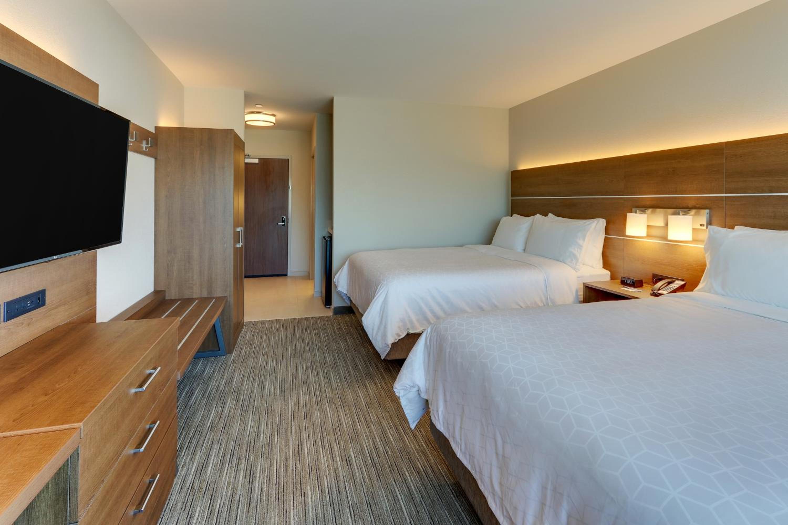 Standard Room with Two Queen Beds - Photo 2