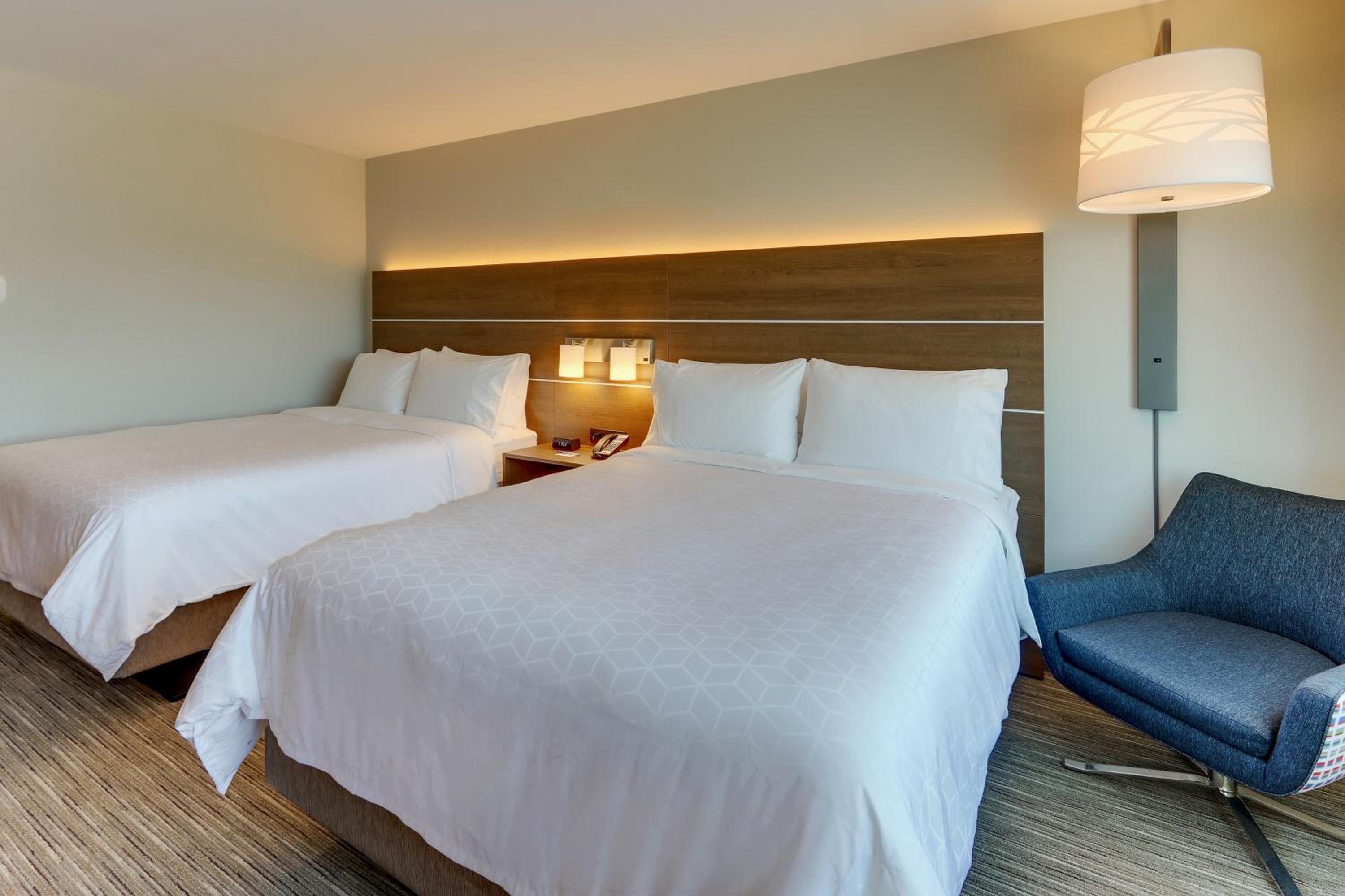 Standard Room with Two Queen Beds - Photo 5