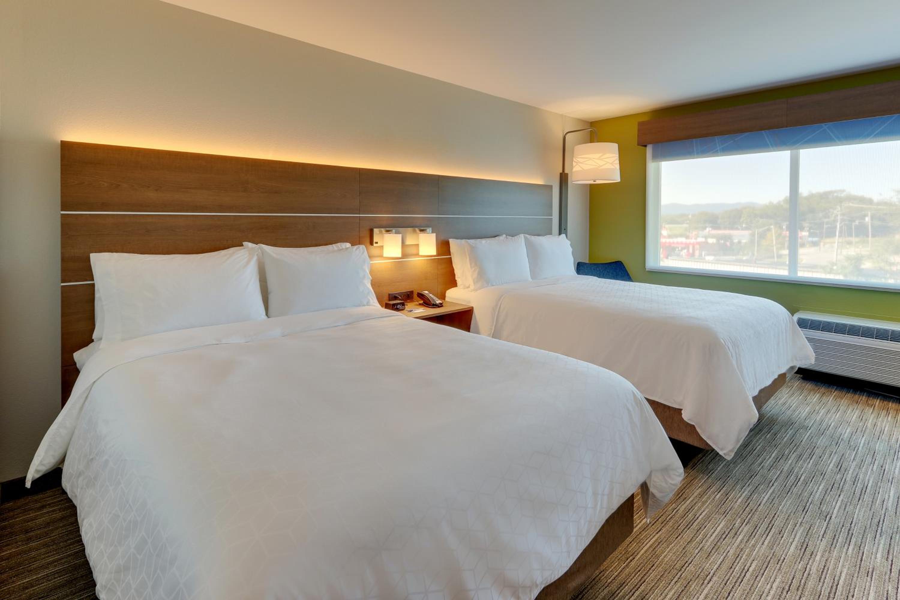 Standard Room with Two Queen Beds - Photo 6