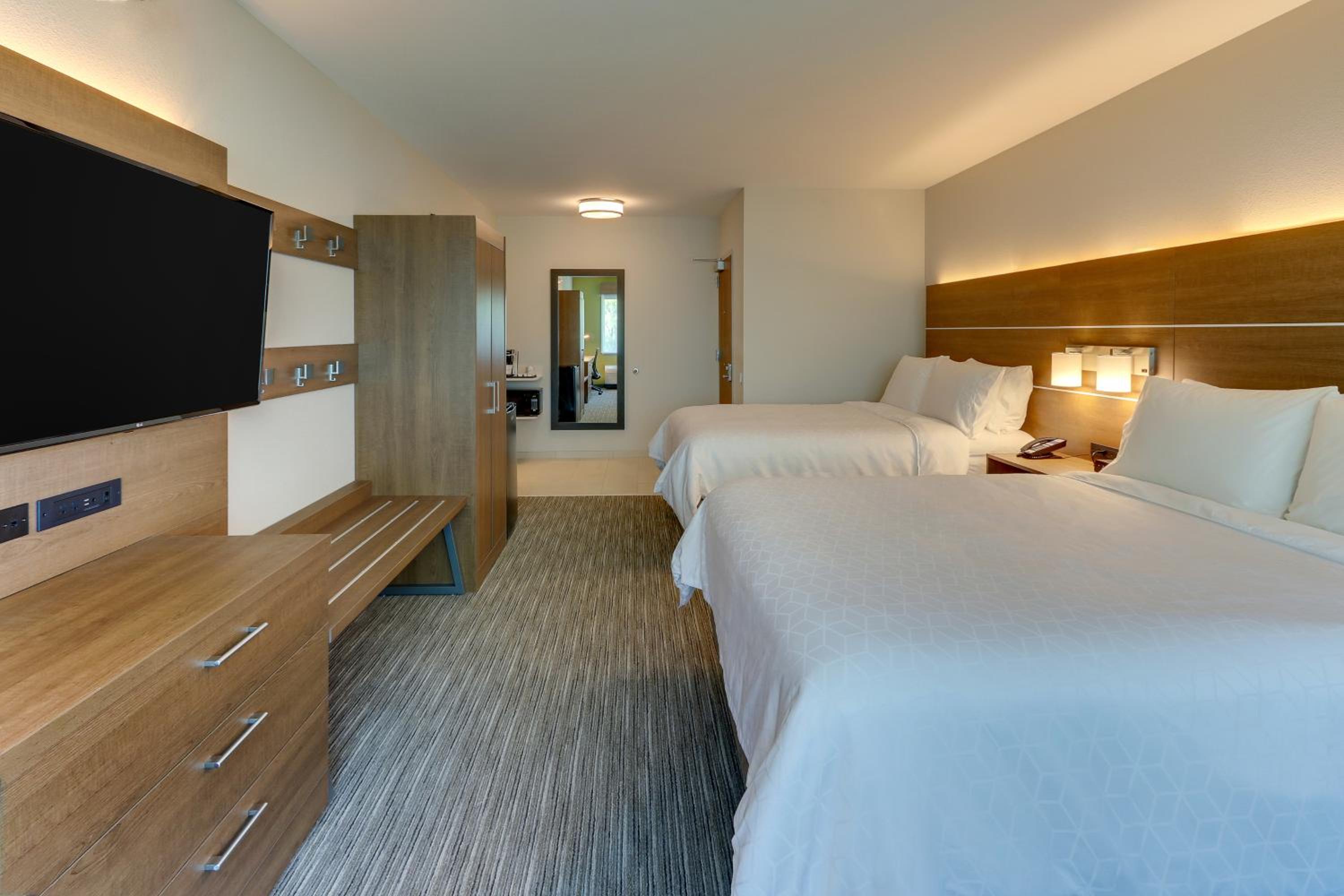 Queen Suite with Two Queen Beds - Photo 1