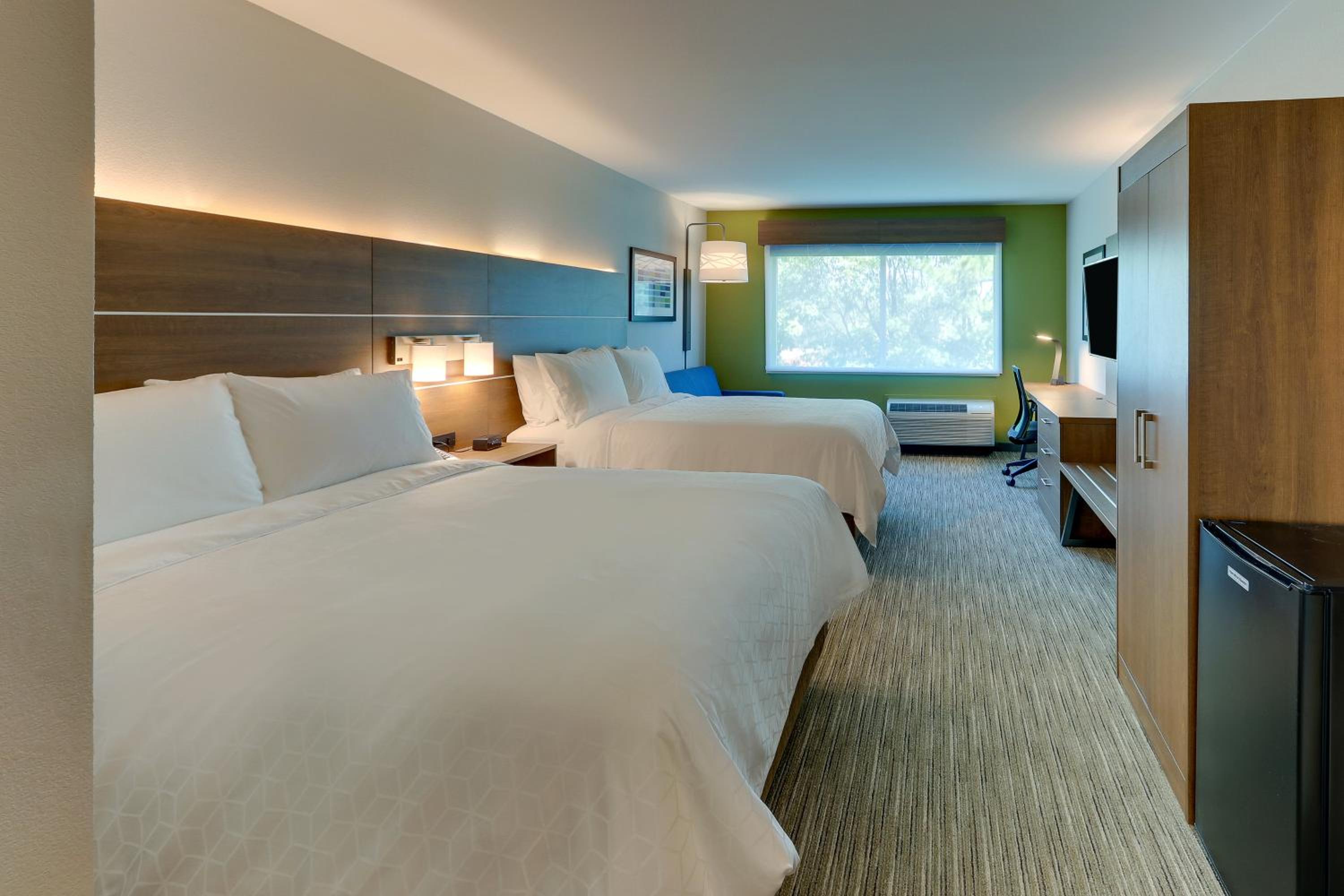 Queen Suite with Two Queen Beds - Photo 12