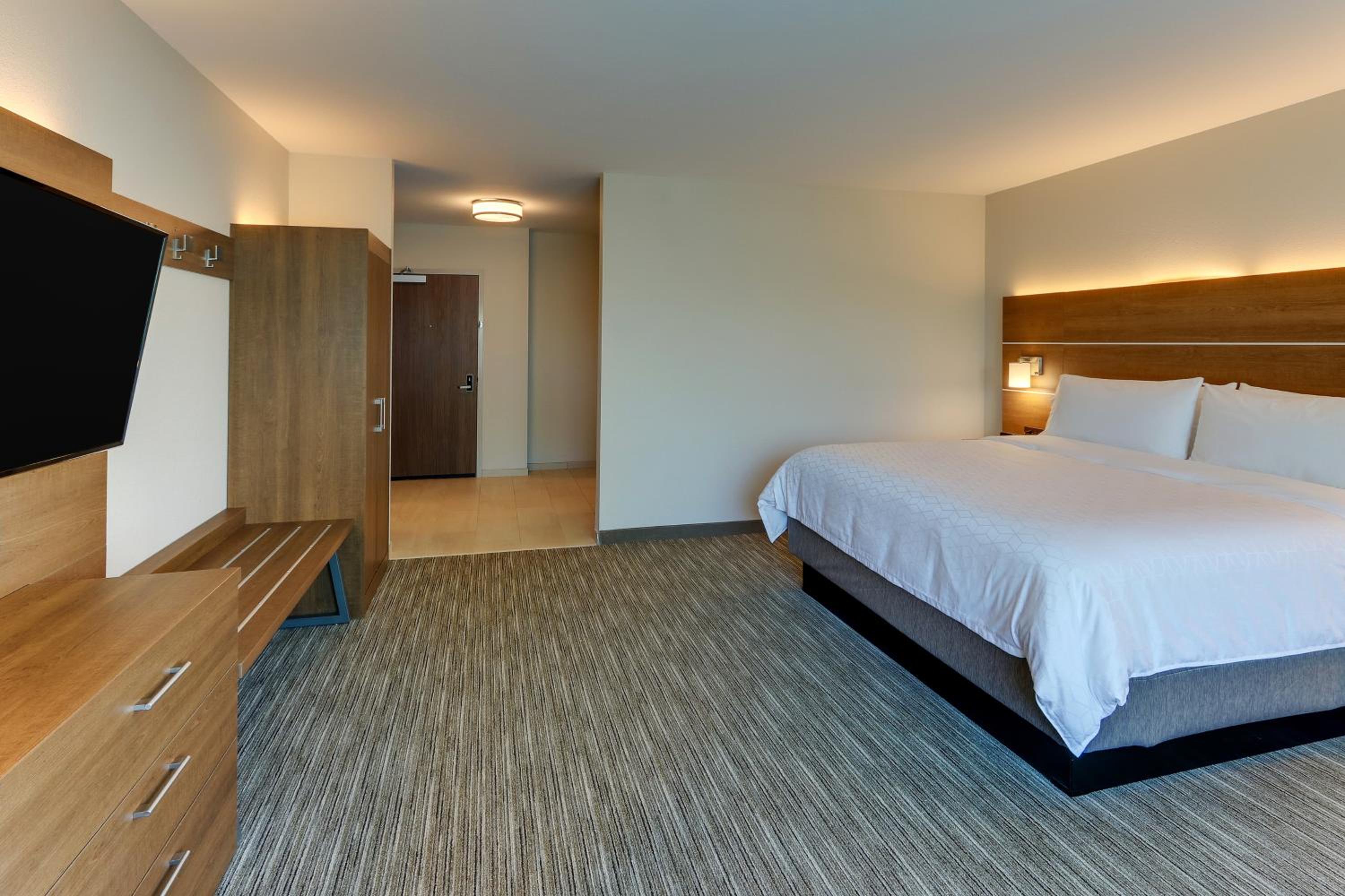 Standard King Room - Photo 10