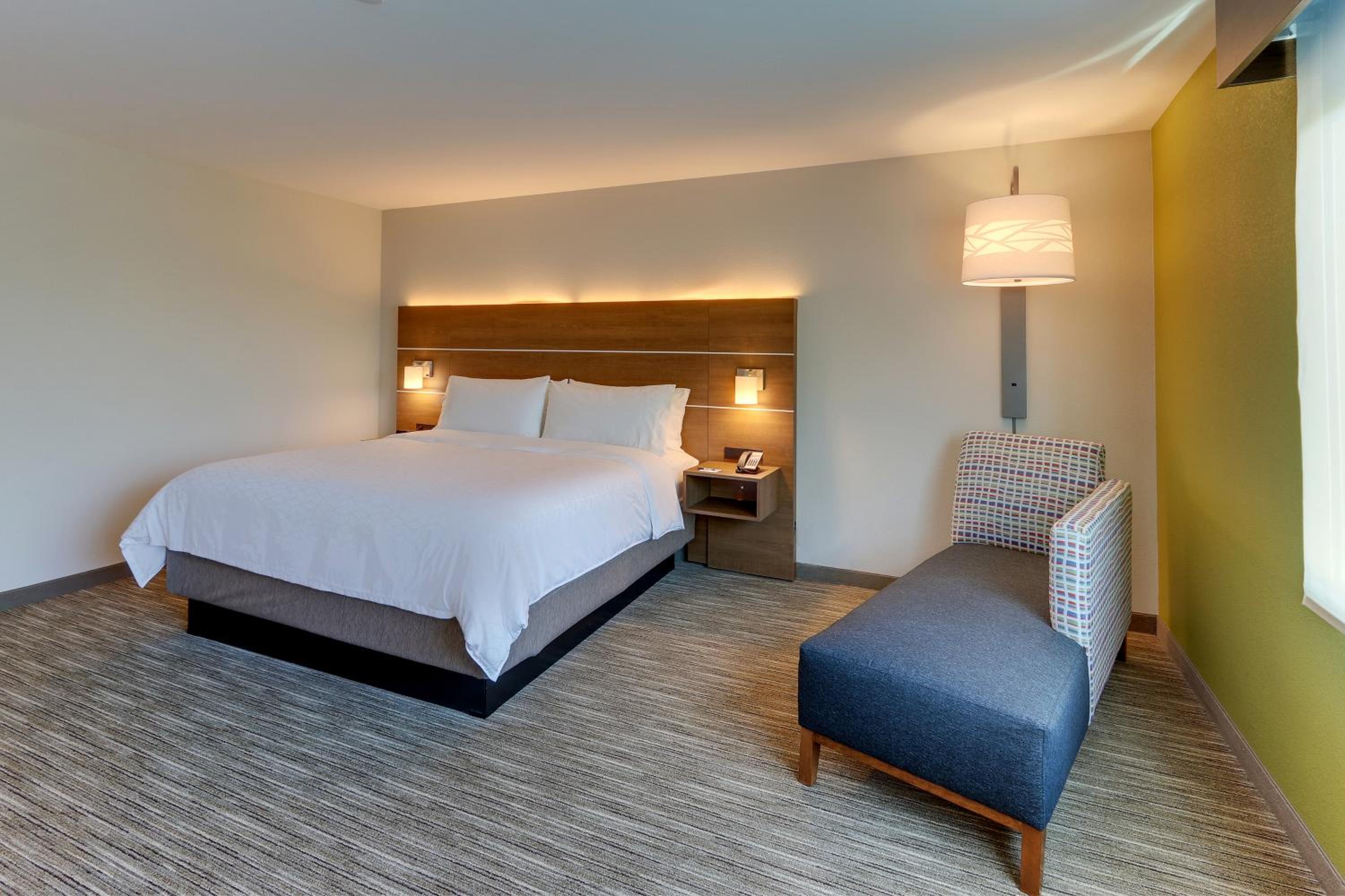 Standard King Room - Photo 11