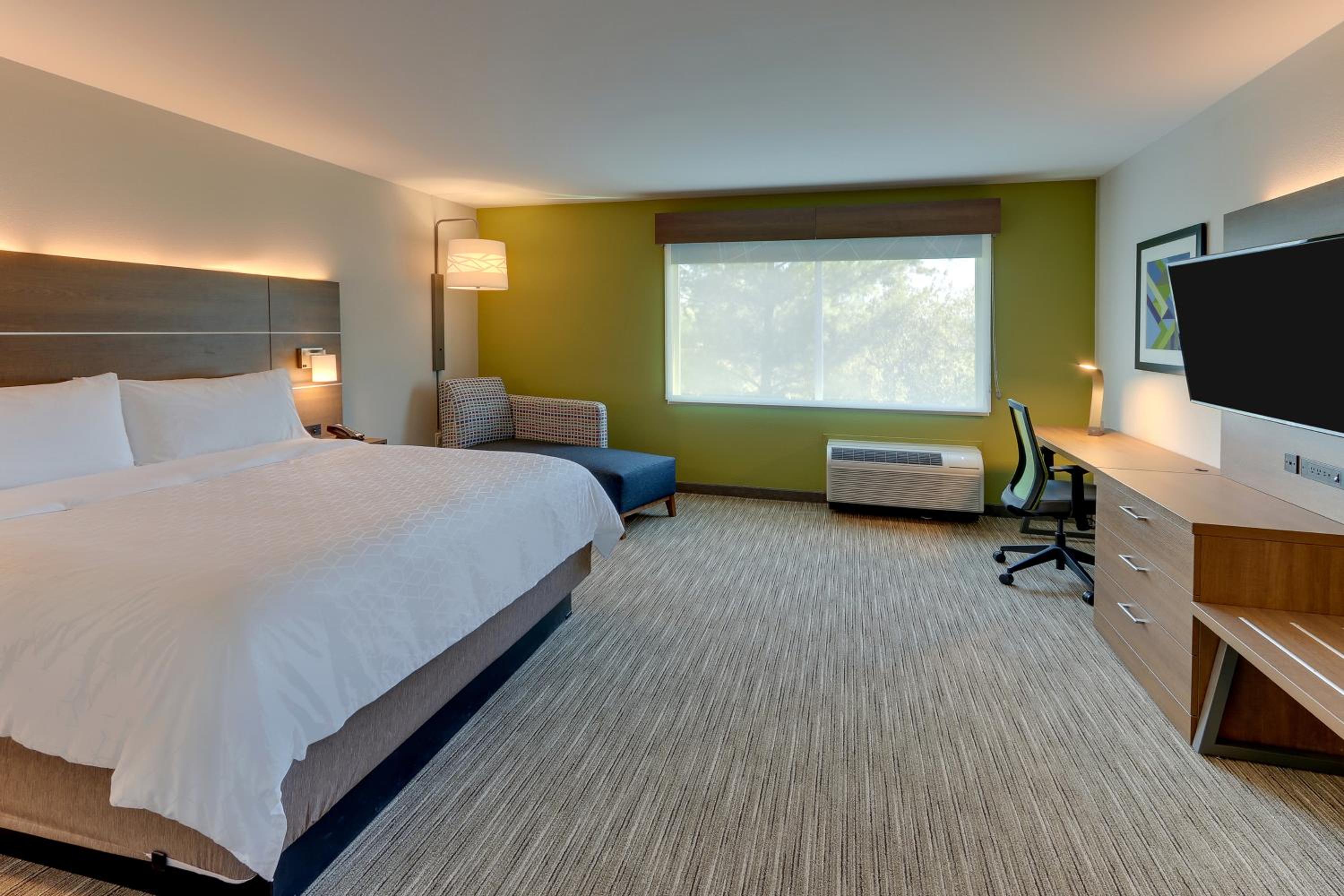 Standard King Room - Photo 8