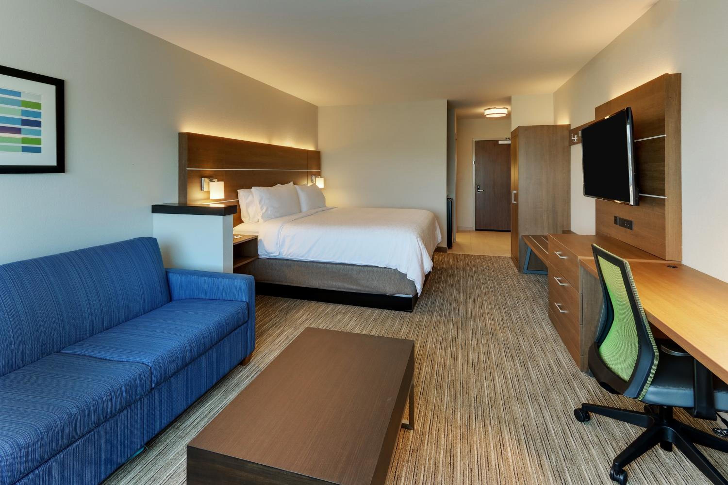 Standard King Room with Sofa Bed - Photo 2