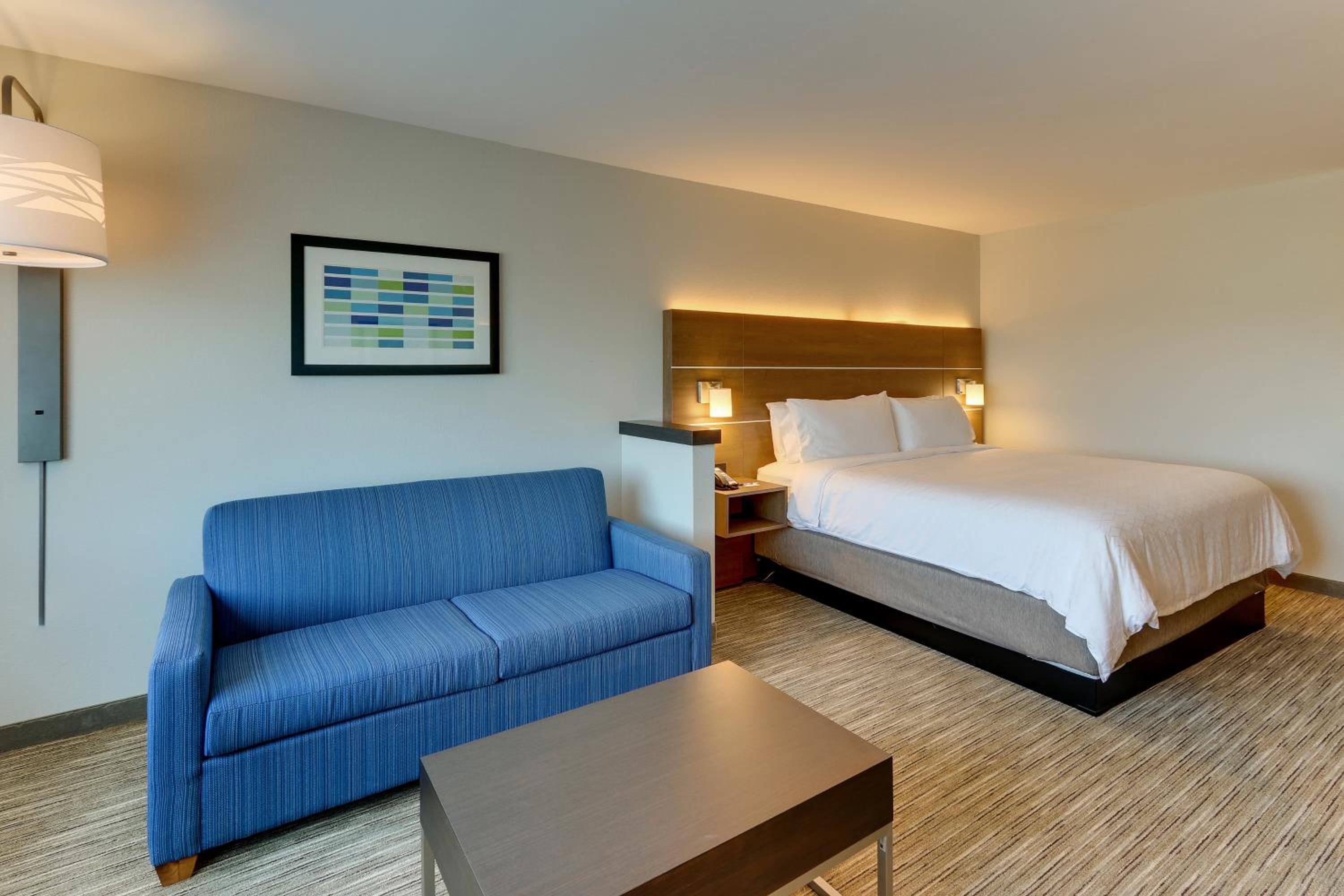 Standard King Room with Sofa Bed - Photo 4