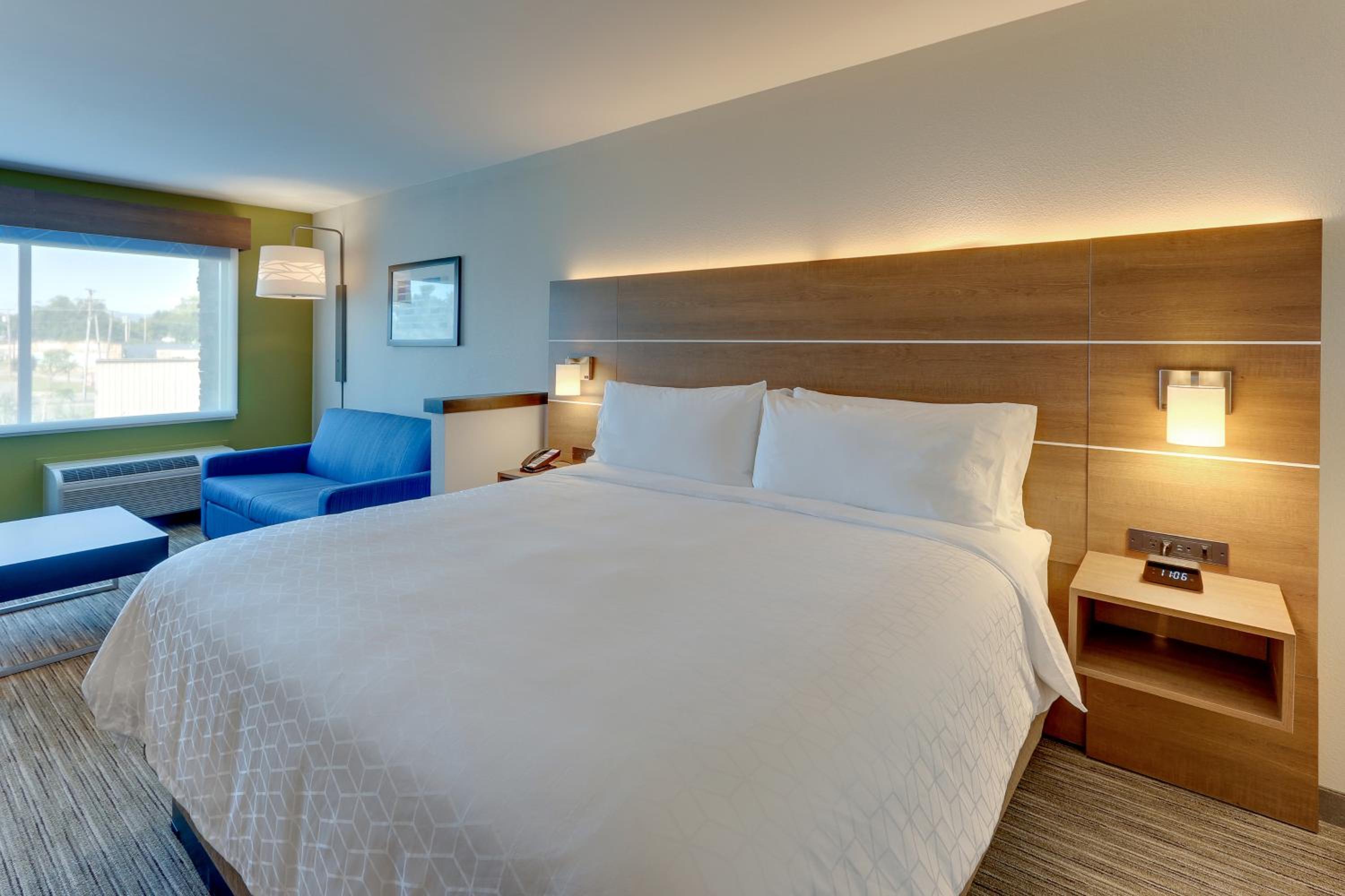 Standard King Room with Sofa Bed - Photo 5