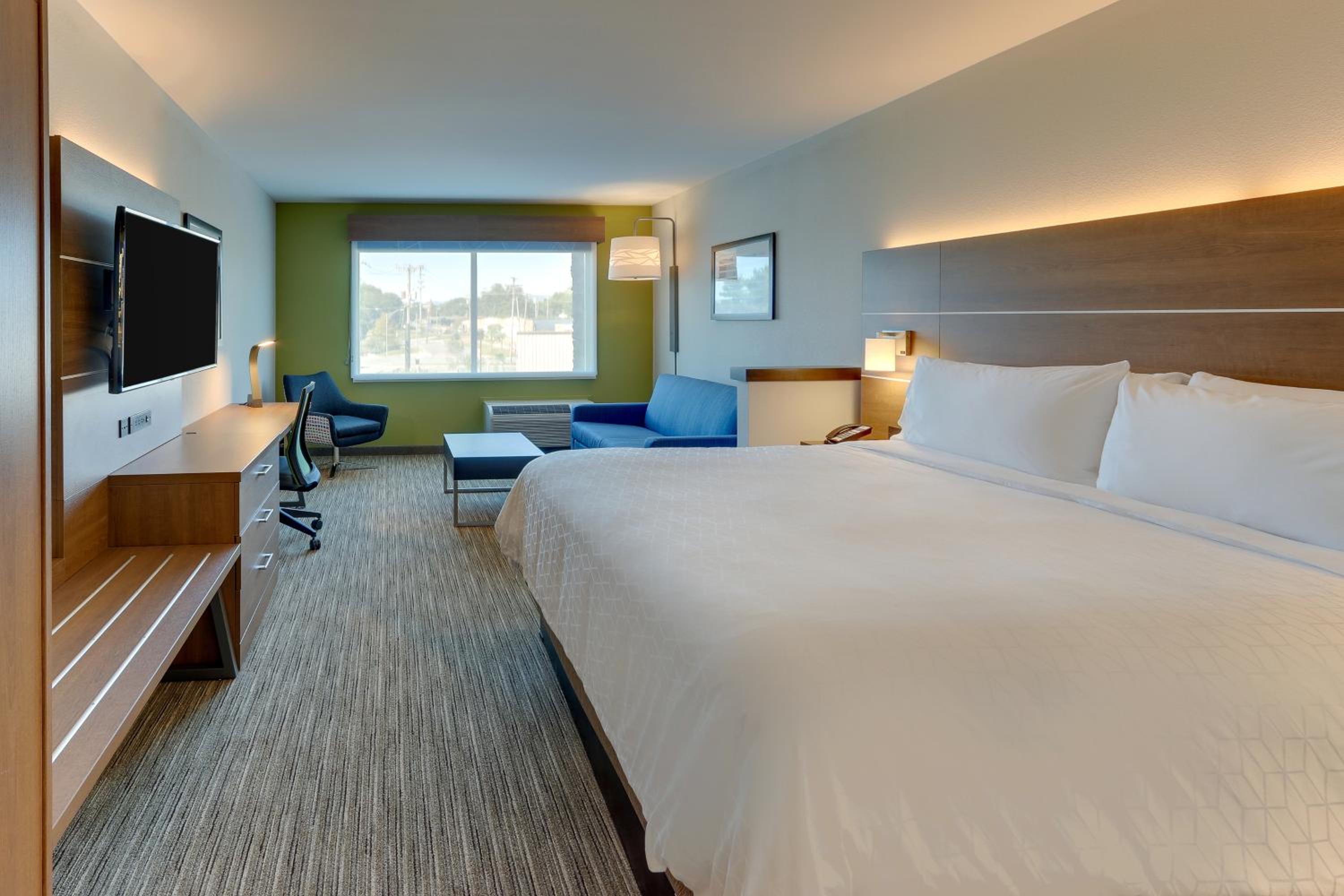 Standard King Room with Sofa Bed - Photo 3