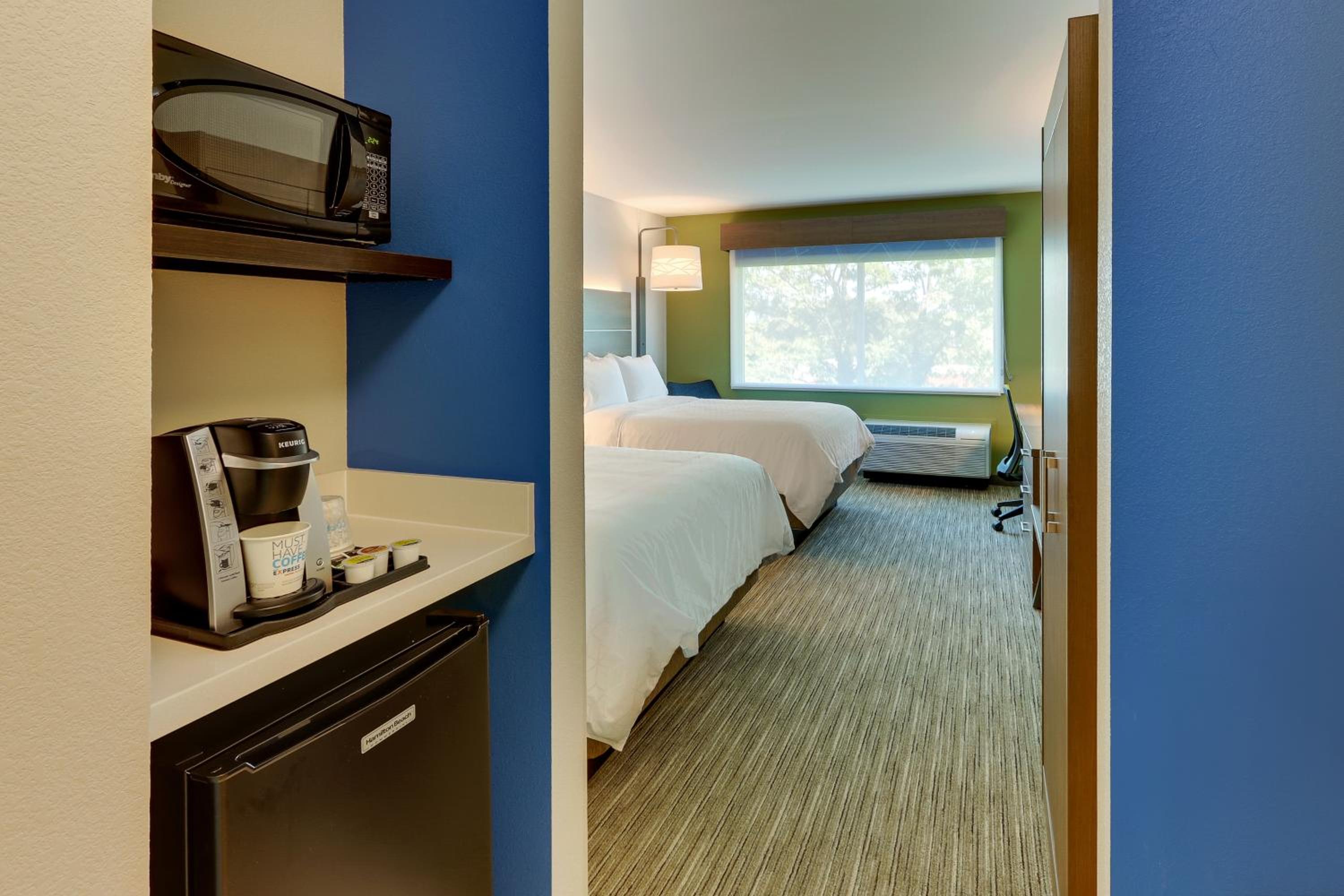 Standard Room with Two Queen Beds - Photo 12