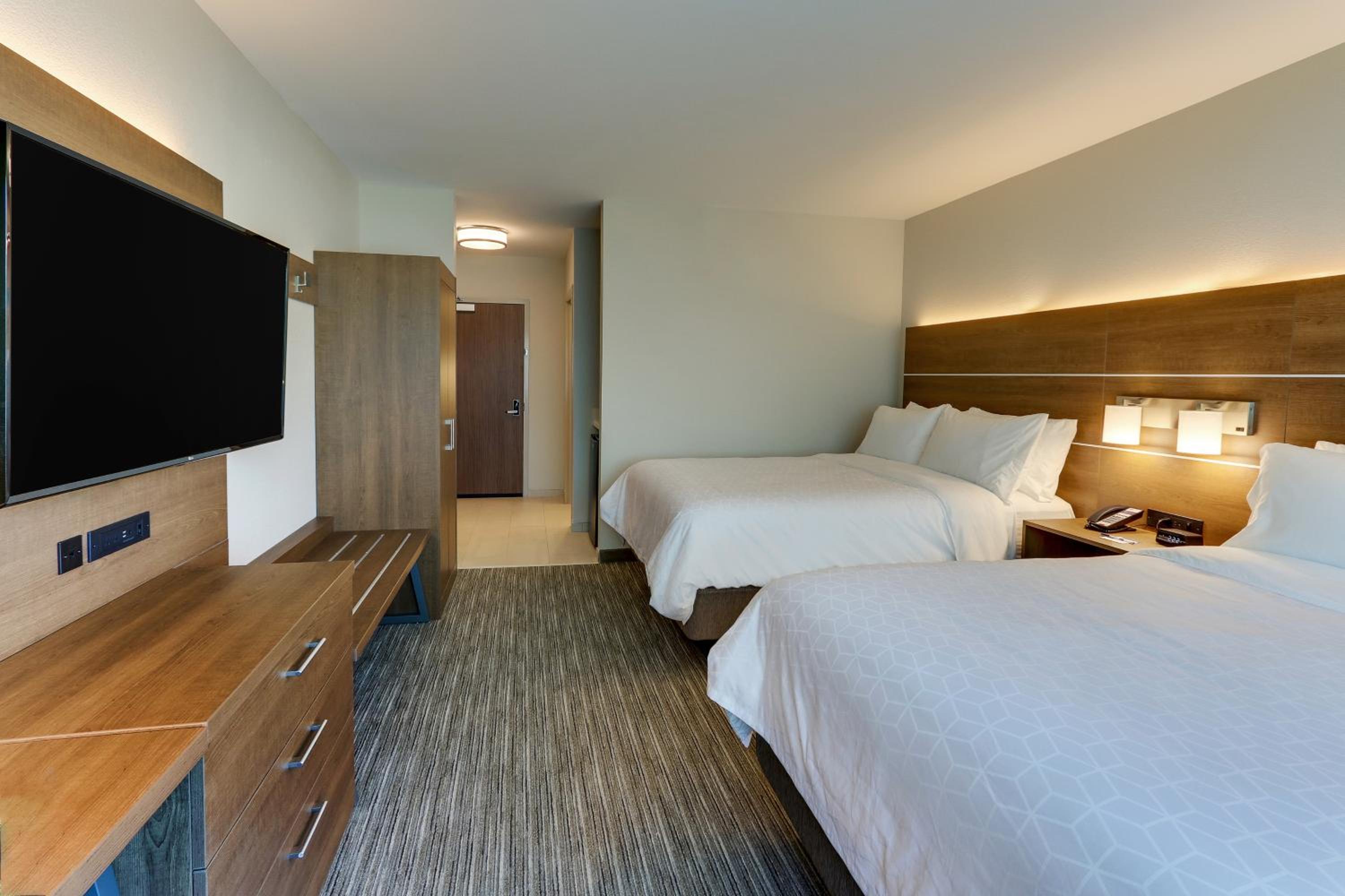 Standard Room with Two Queen Beds - Photo 11