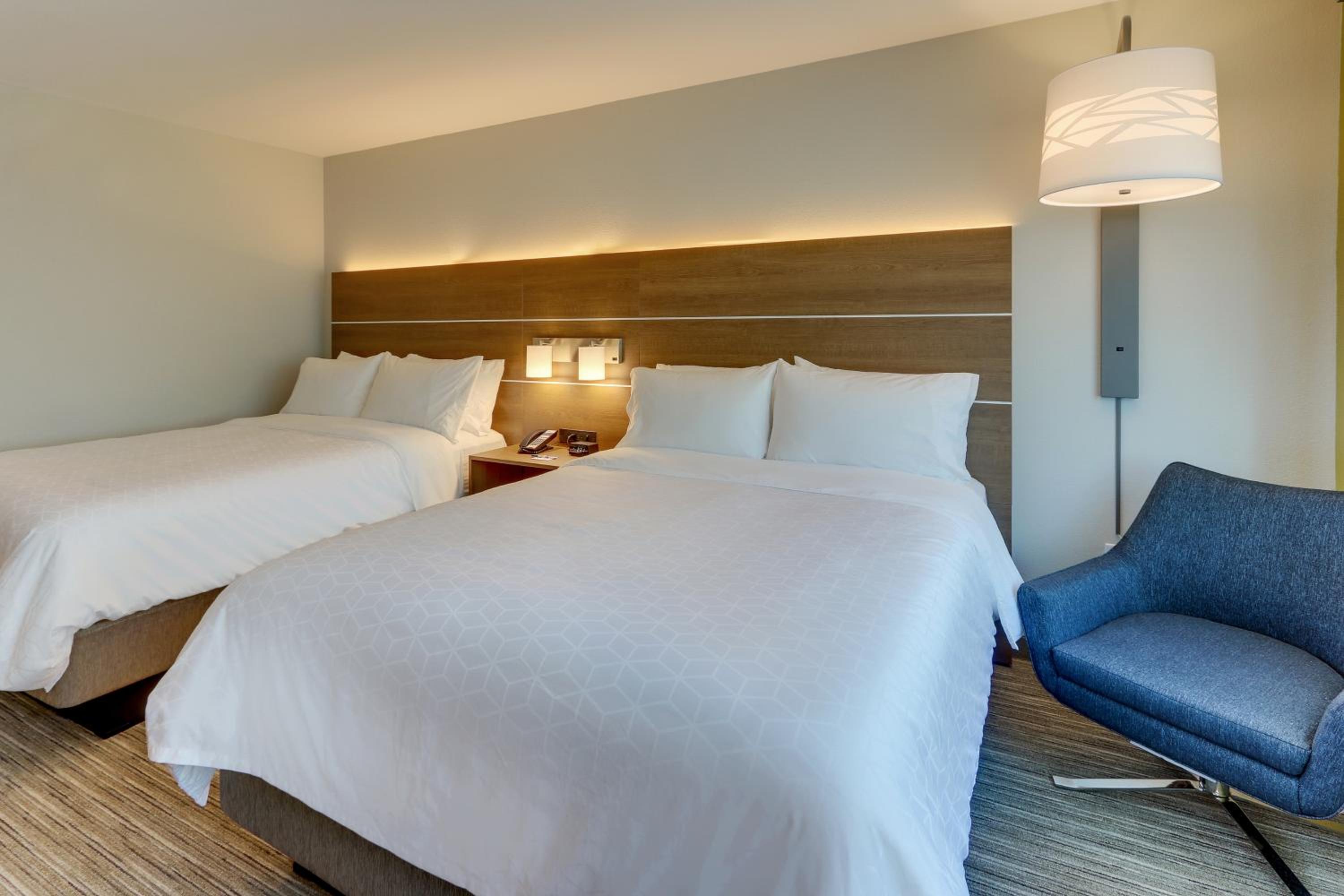 Standard Room with Two Queen Beds - Photo 10