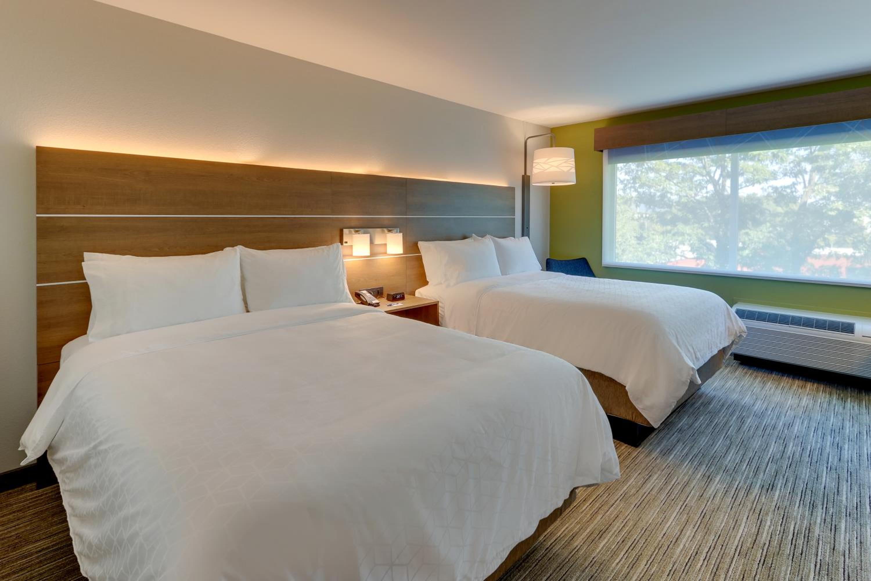 Standard Room with Two Queen Beds - Photo 9