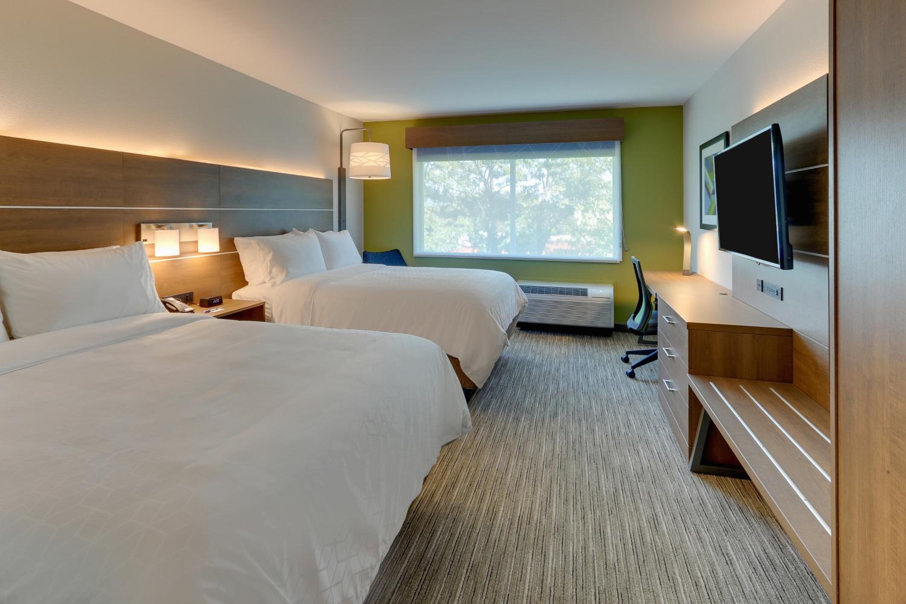 Standard Room with Two Queen Beds - Photo 8