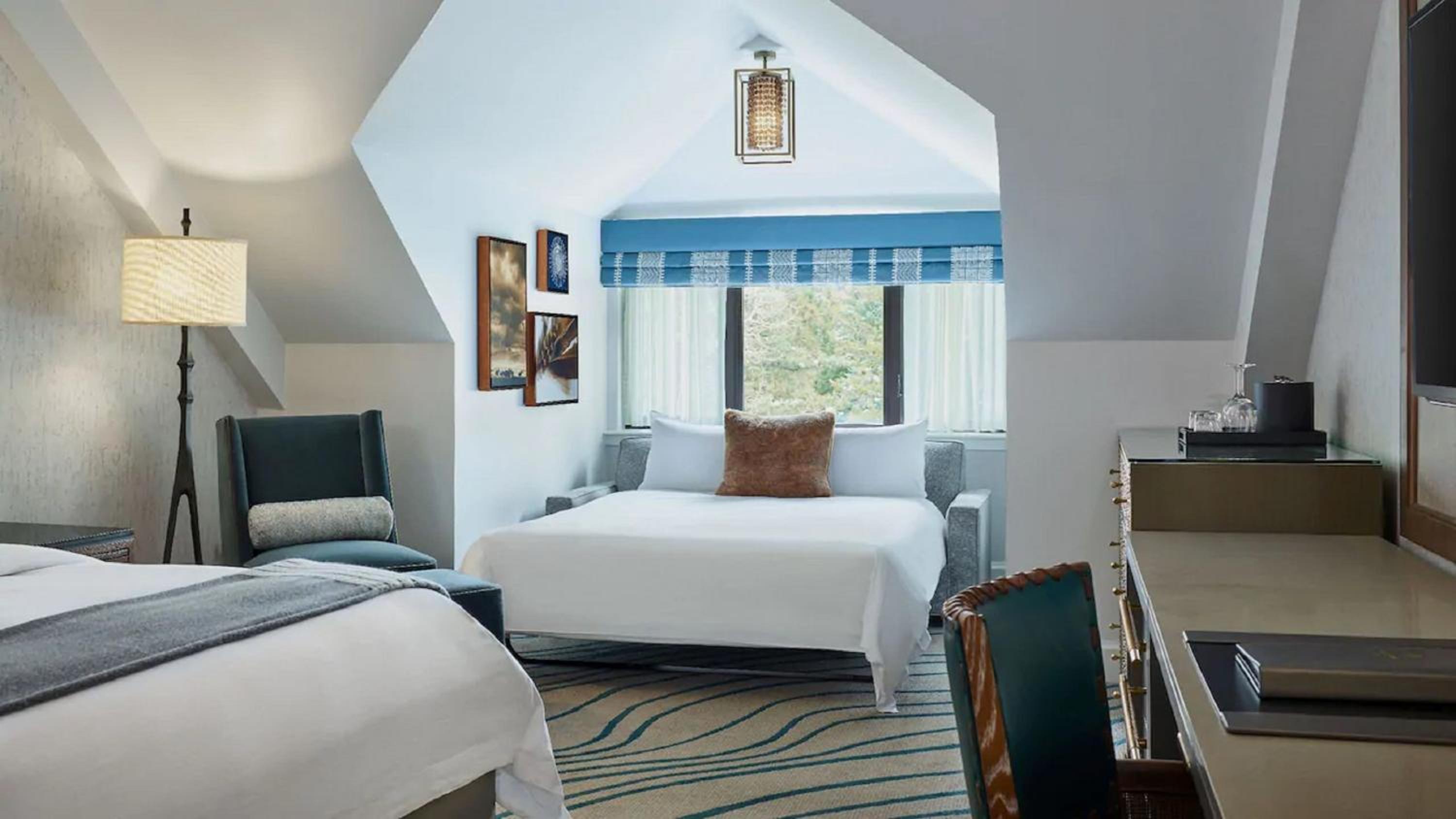 Deluxe Queen Room With Two Queen Beds And Mountain View