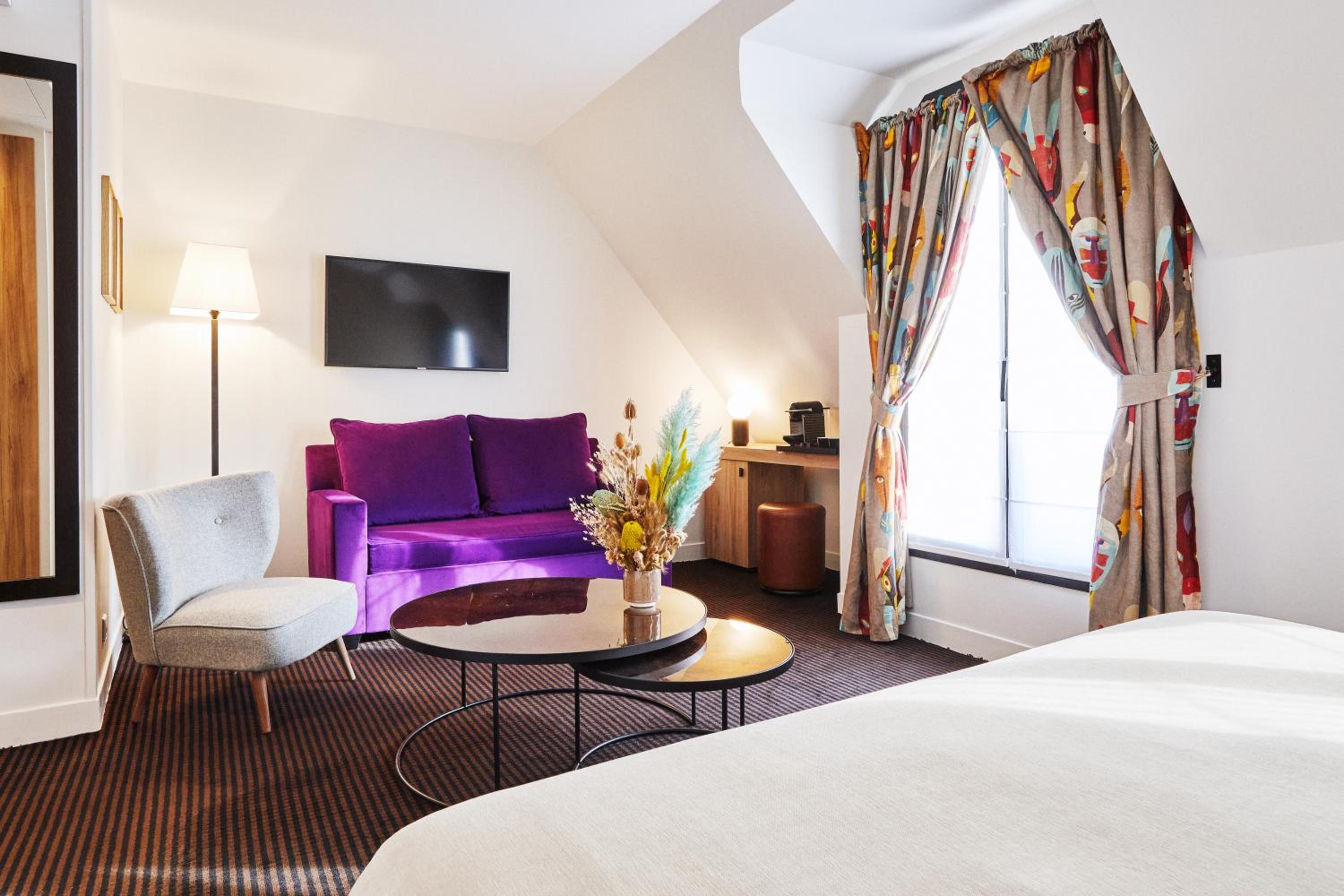 Junior Suite with Eiffel Tower View thumbnail 5