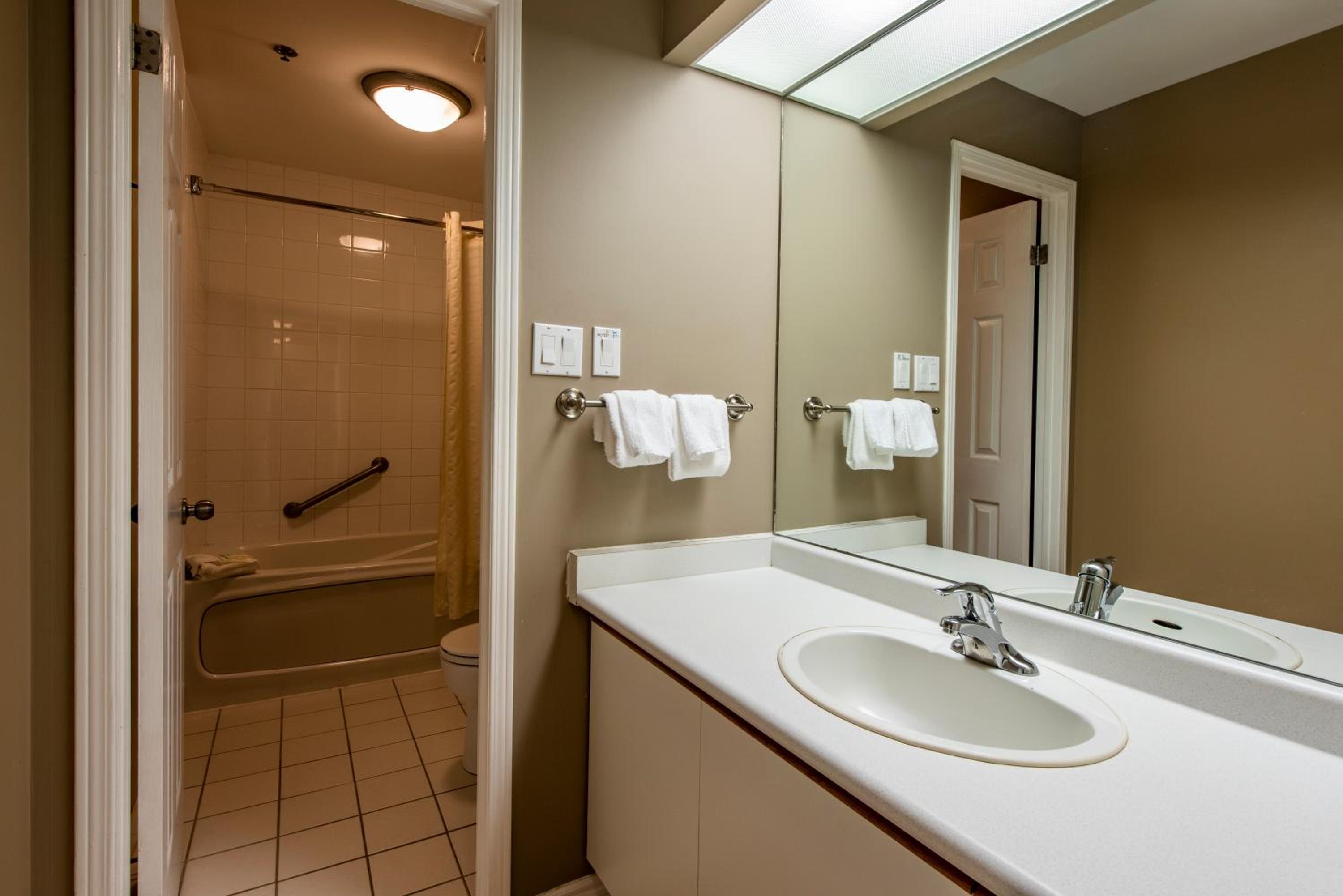 One-Bedroom Queen Suite - Non-Smoking photo 1
