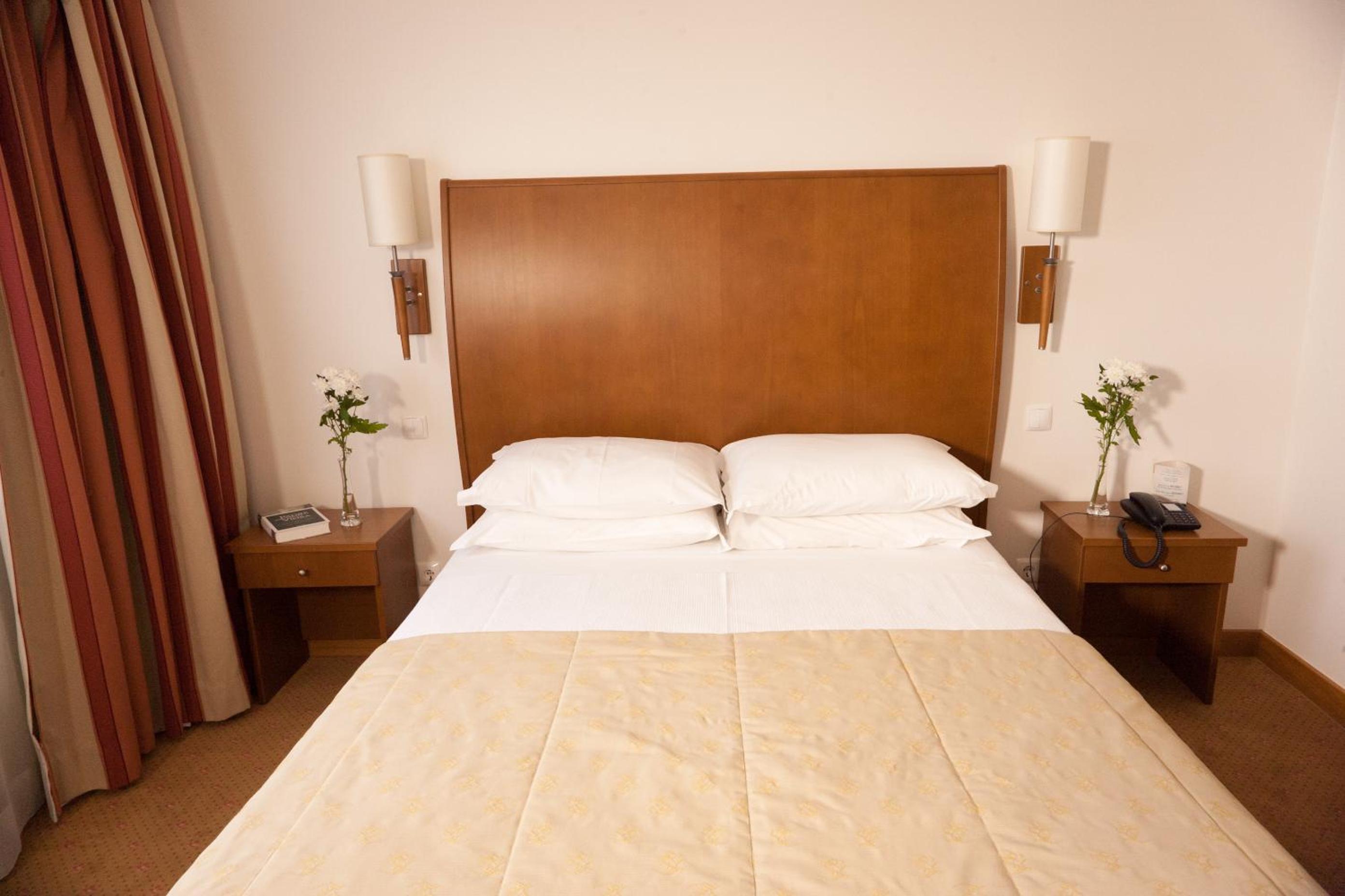 Standard Double or Twin Room - Photo 3