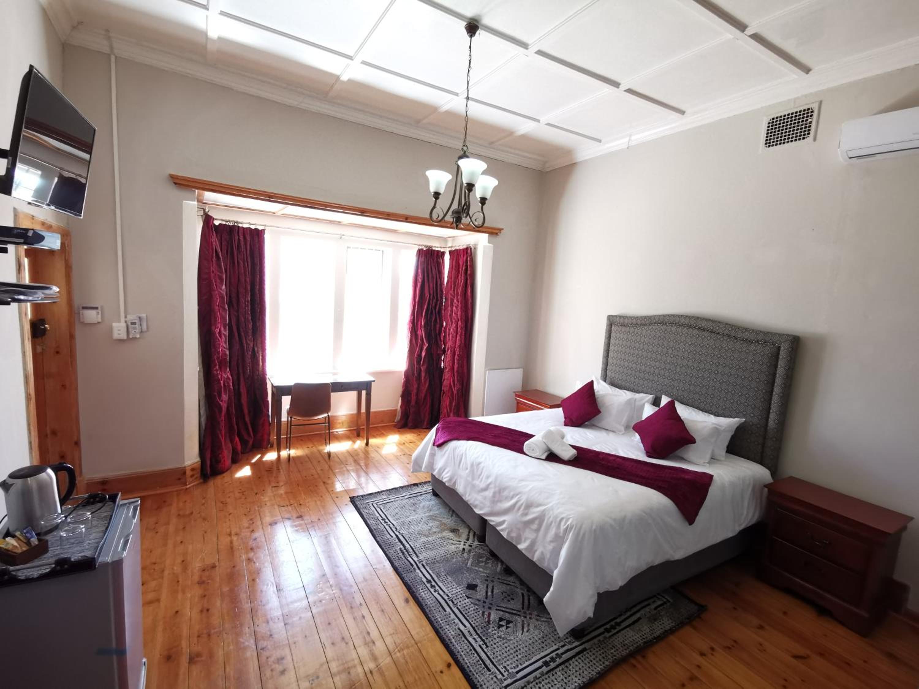 Deluxe King Room - Photo 7