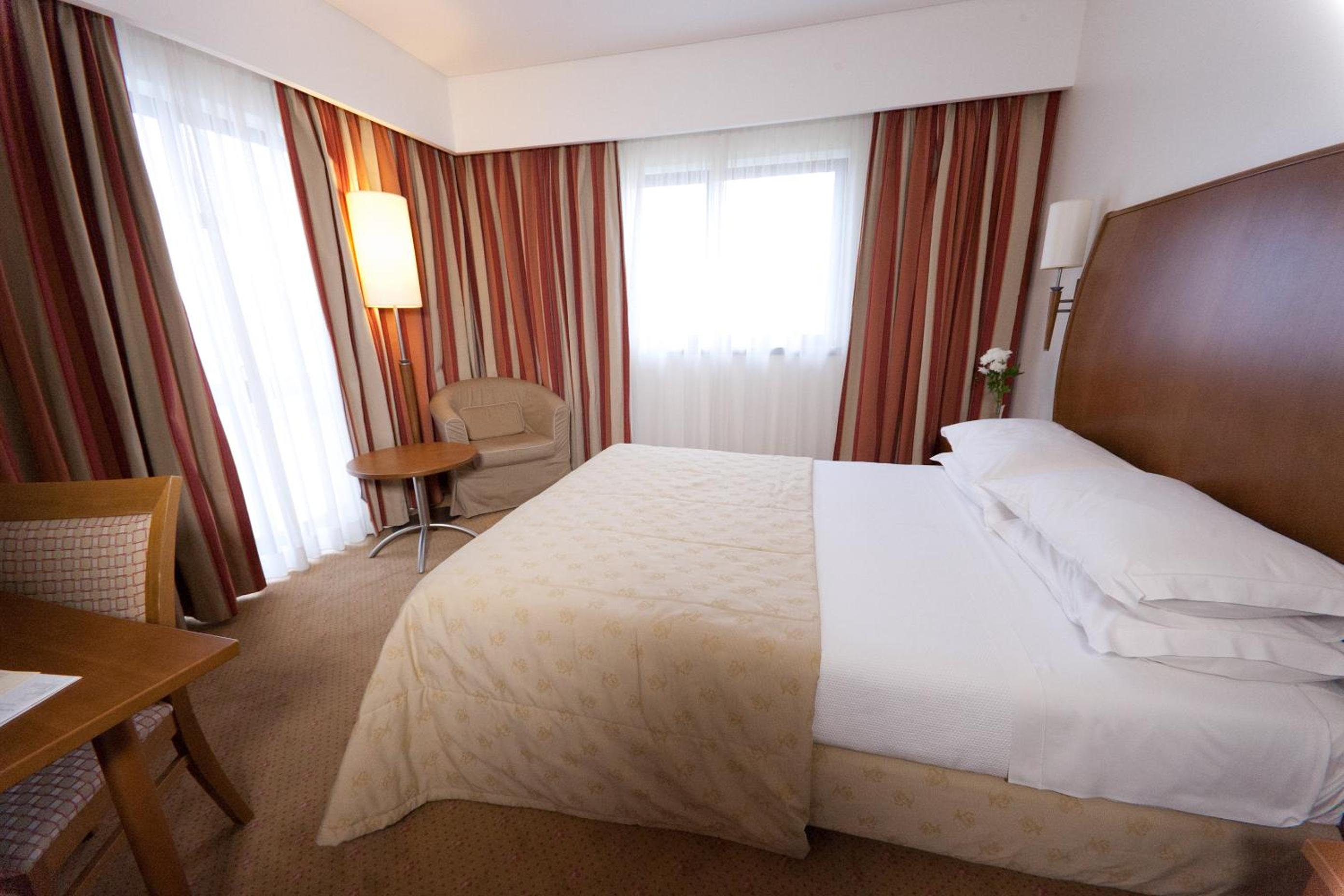 Standard Double or Twin Room - Photo 2