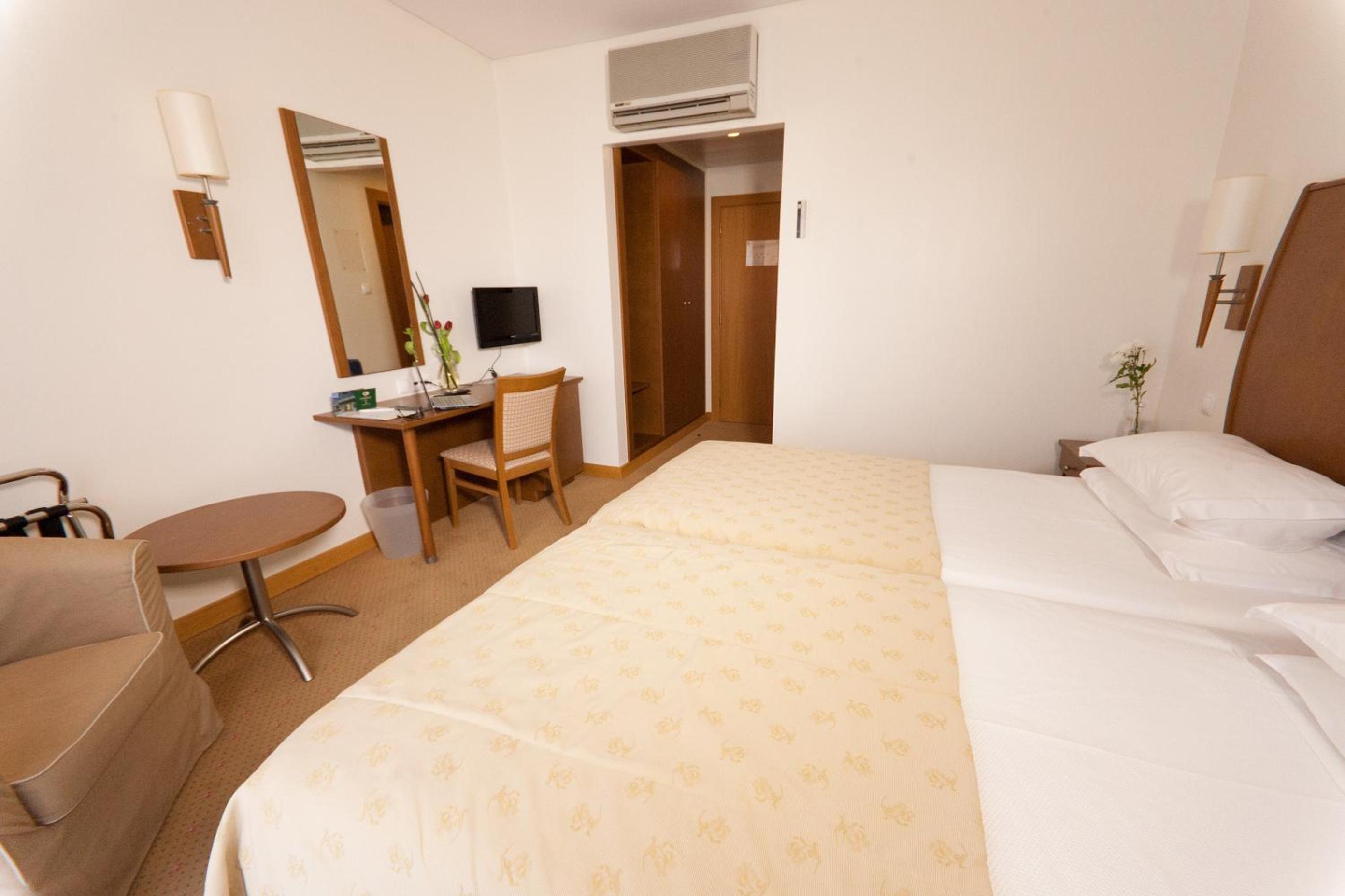 Standard Double or Twin Room - Photo 1