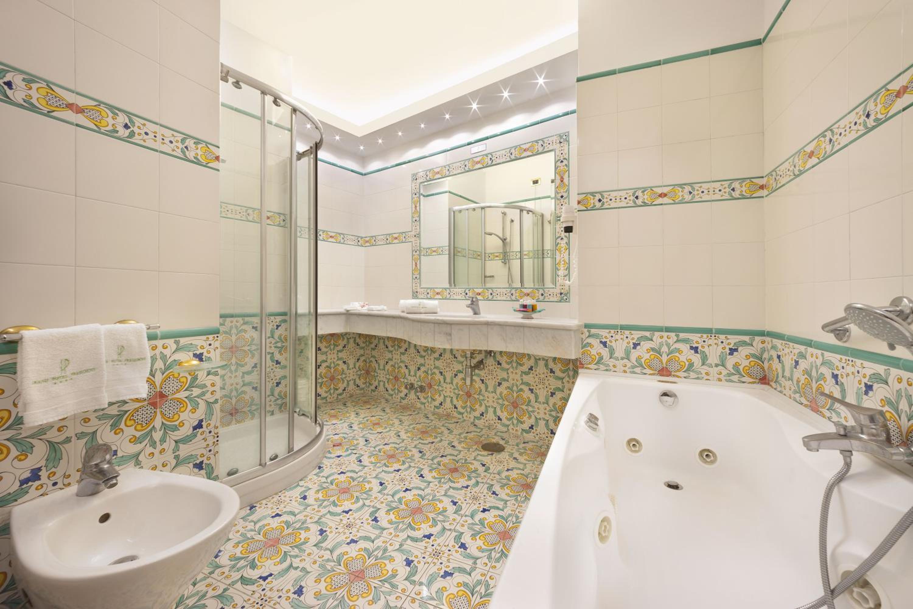 Junior Suite with Sea View - Photo 3