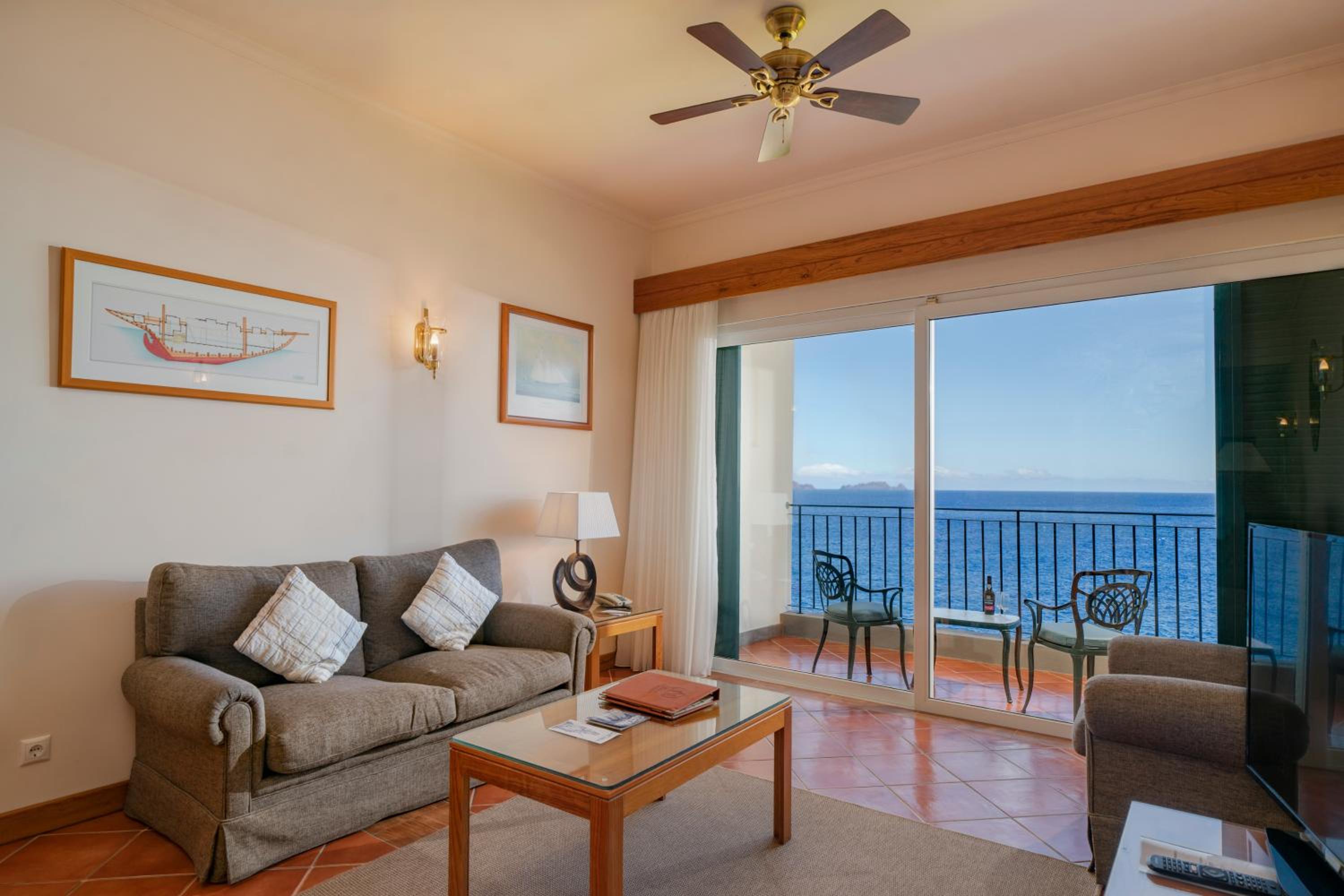 Superior Suite with Sea View and Balcony - Photo 4