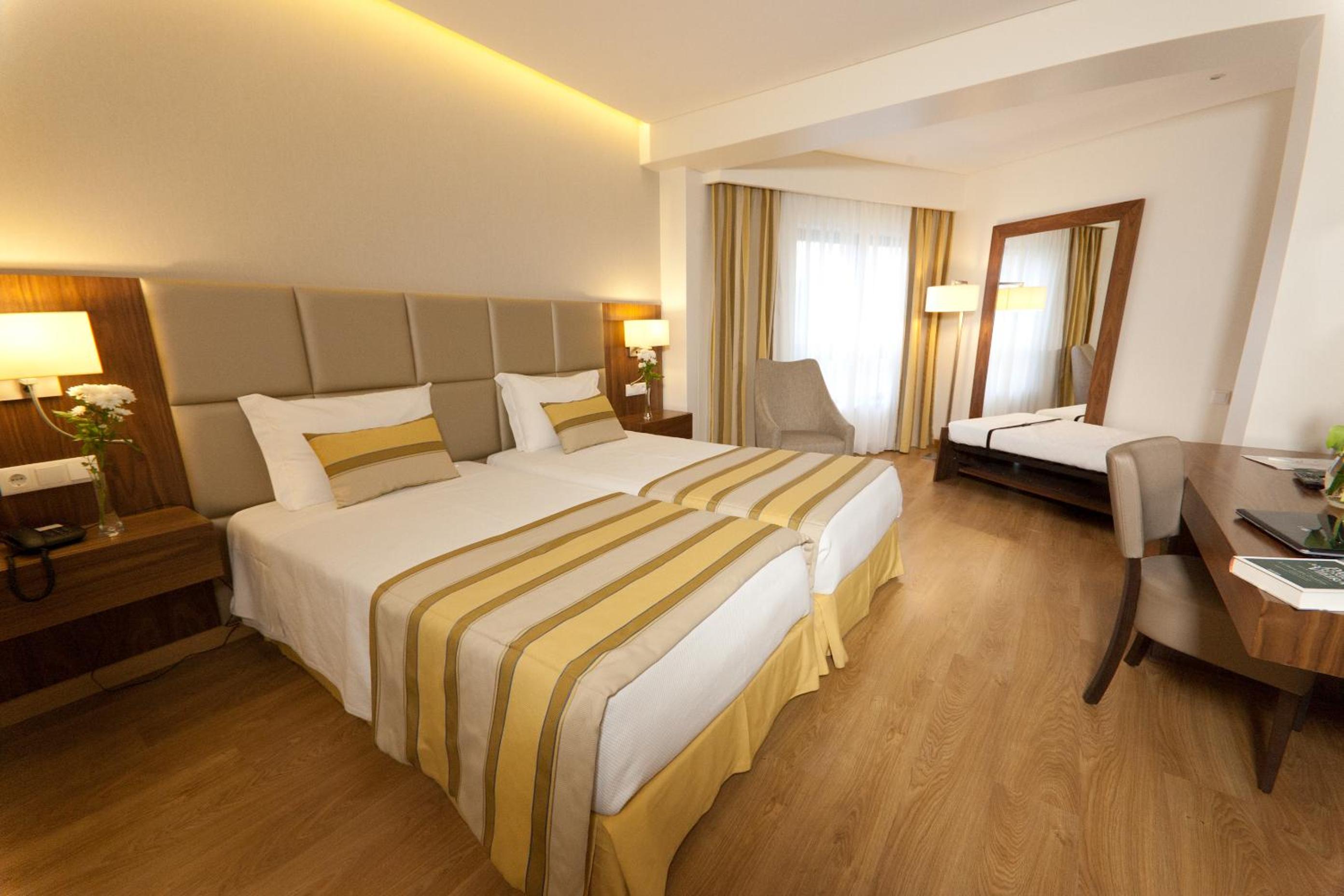 Double or Twin Room with Extra Bed - Photo 1
