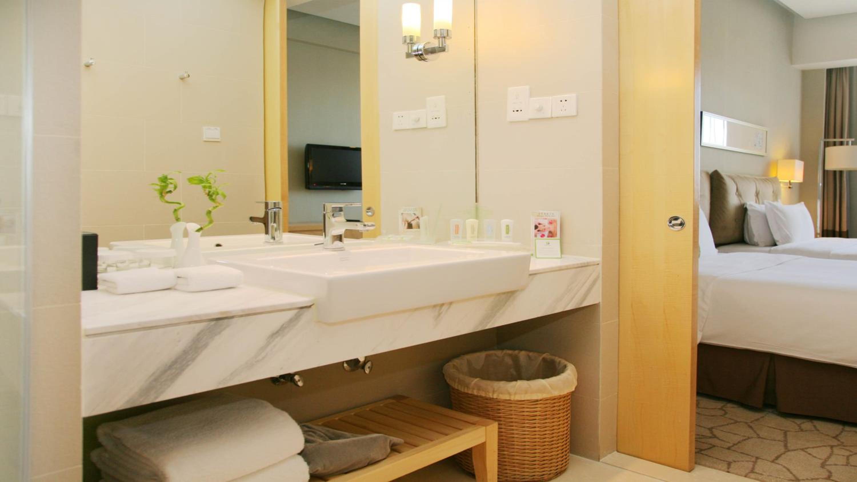 Standard King Room - Accessible - Photo 2