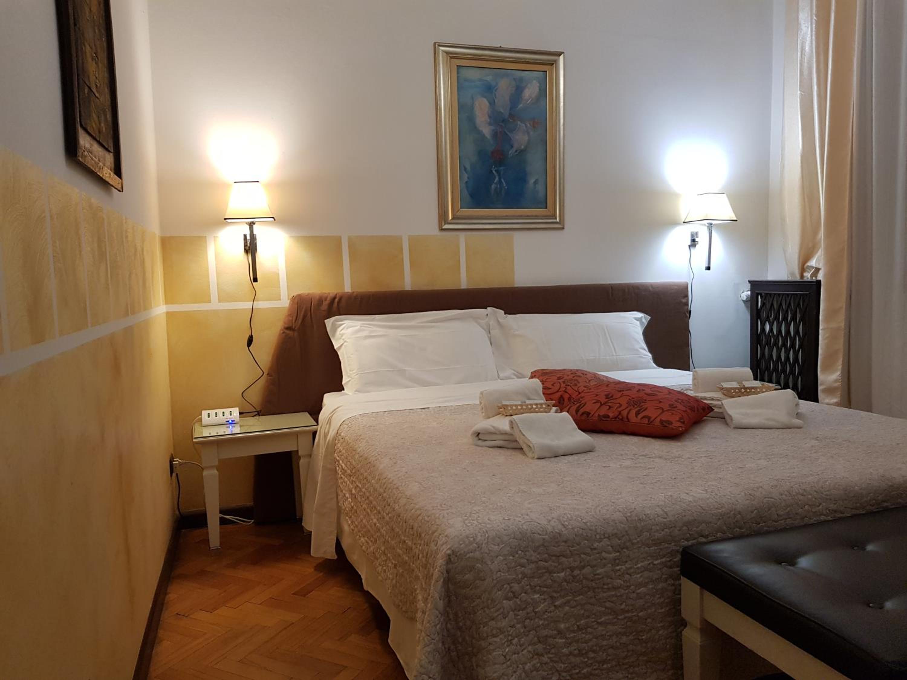 Double or Twin Room with Shared Bathroom photo 1