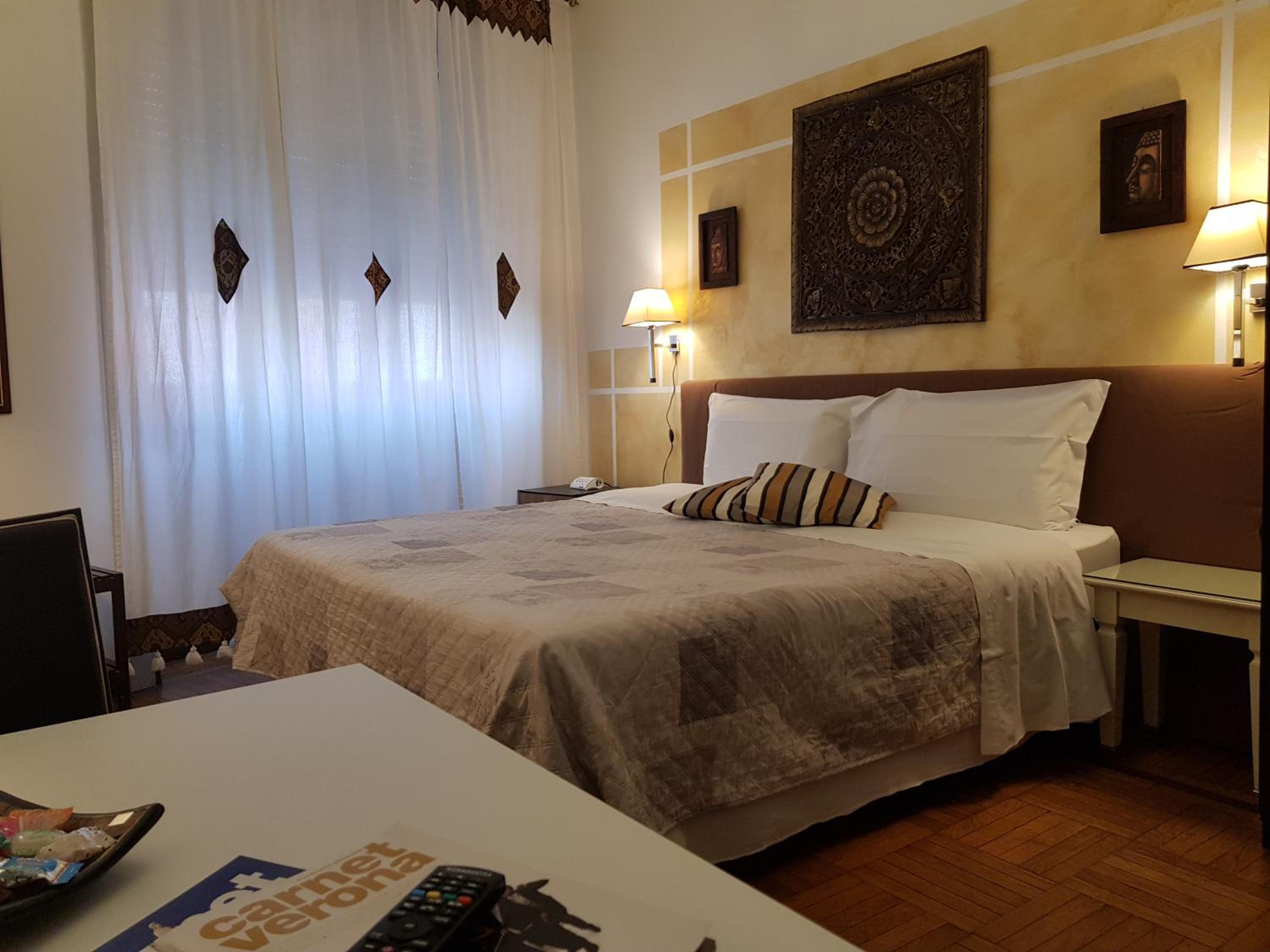 Double or Twin Room with Private Bathroom - Photo 2