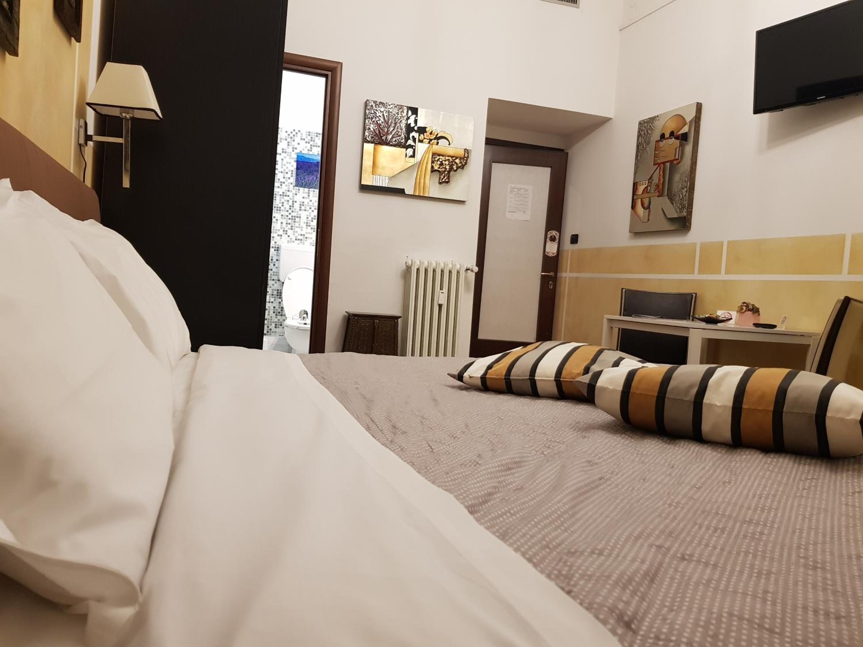 Double or Twin Room with Private Bathroom - Photo 3