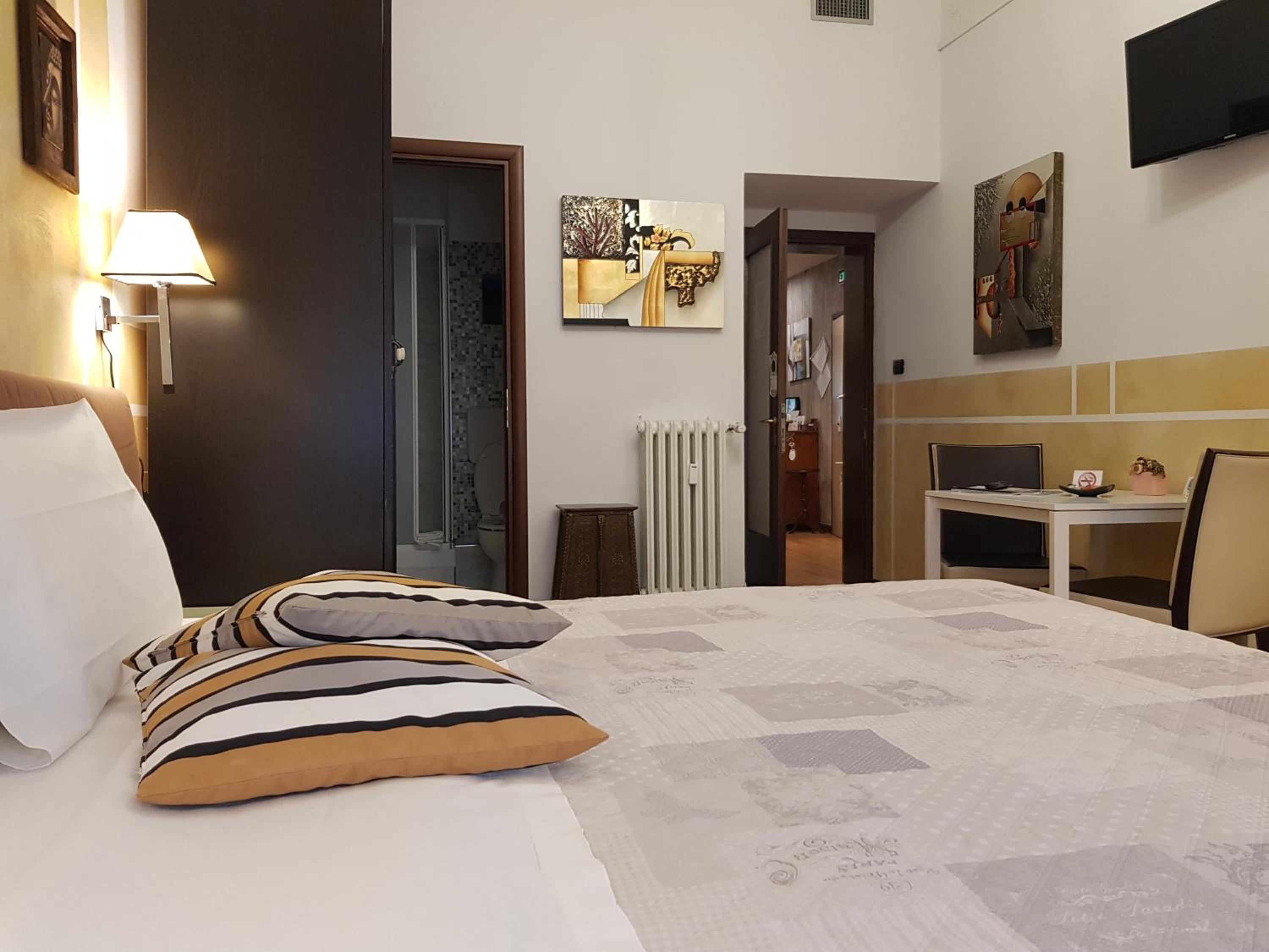 Double or Twin Room with Private Bathroom - Photo 1